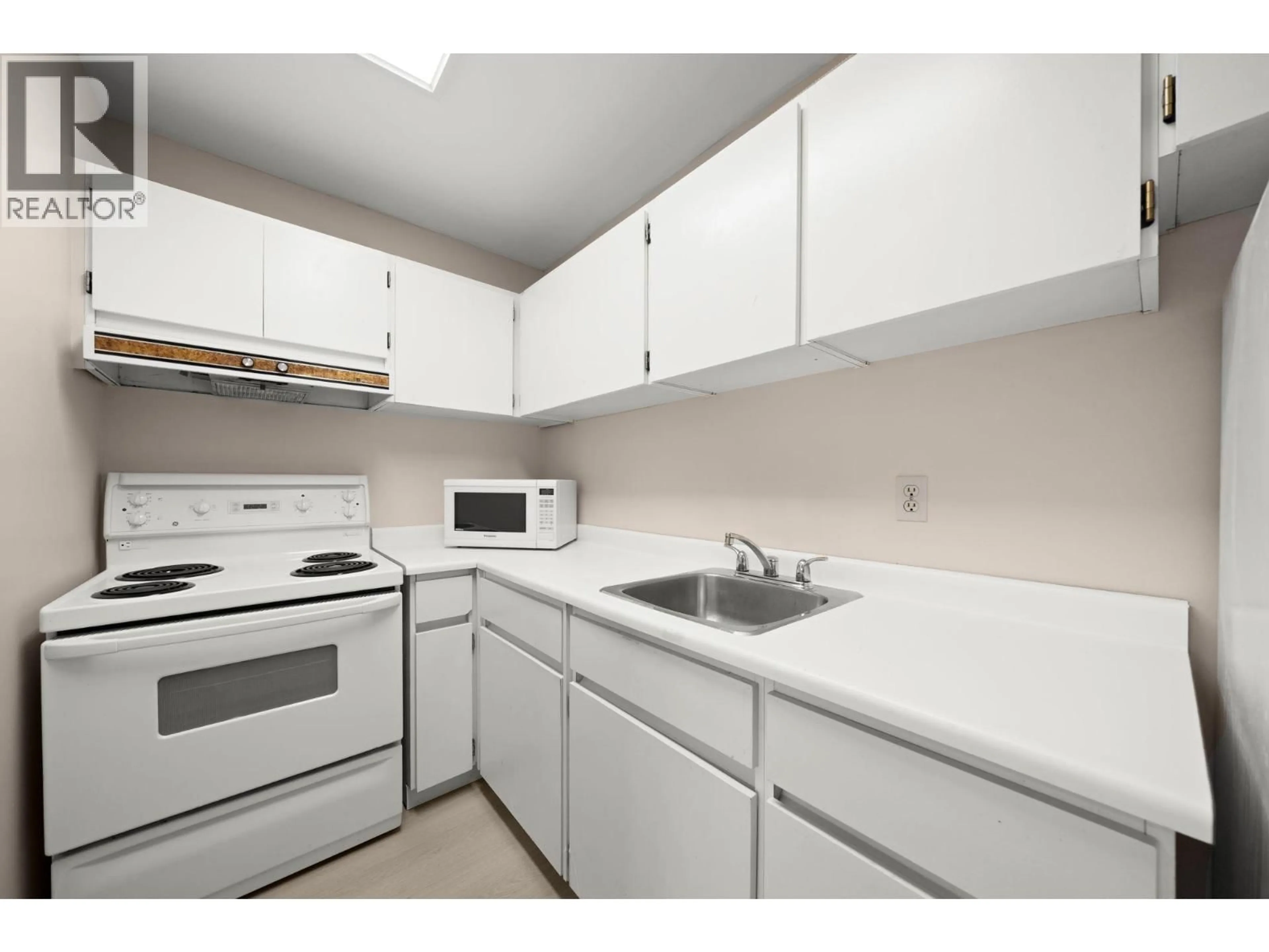 Standard kitchen, unknown for 301 - 601 NORTH ROAD, Coquitlam British Columbia V3J1P1