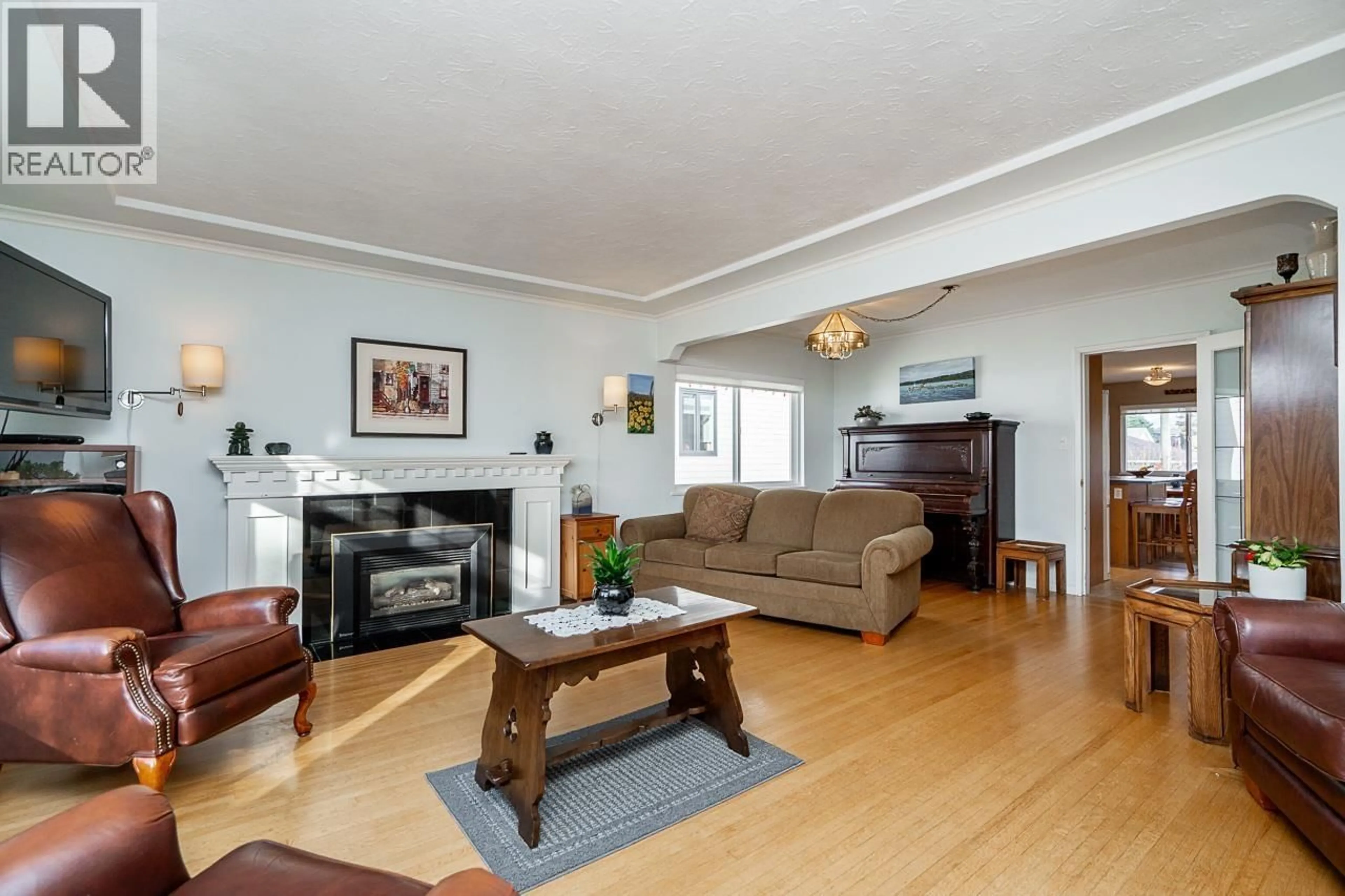 Living room with furniture, wood/laminate floor for 7738 CUMBERLAND STREET, Burnaby British Columbia V3N3Y3