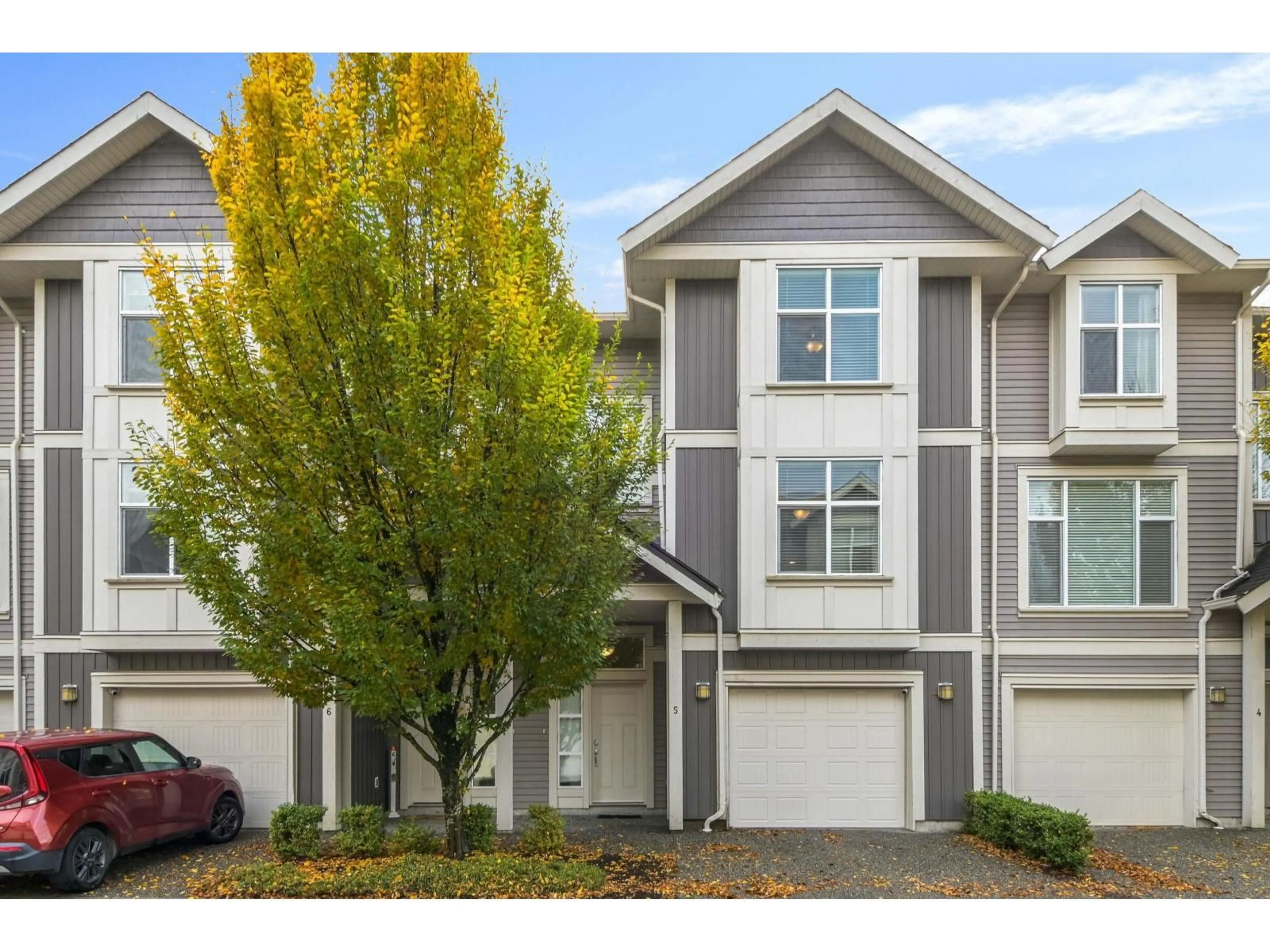 Home with vinyl exterior material, street for 5 - 9270 BROADWAY STREET, Chilliwack British Columbia V2P0E5