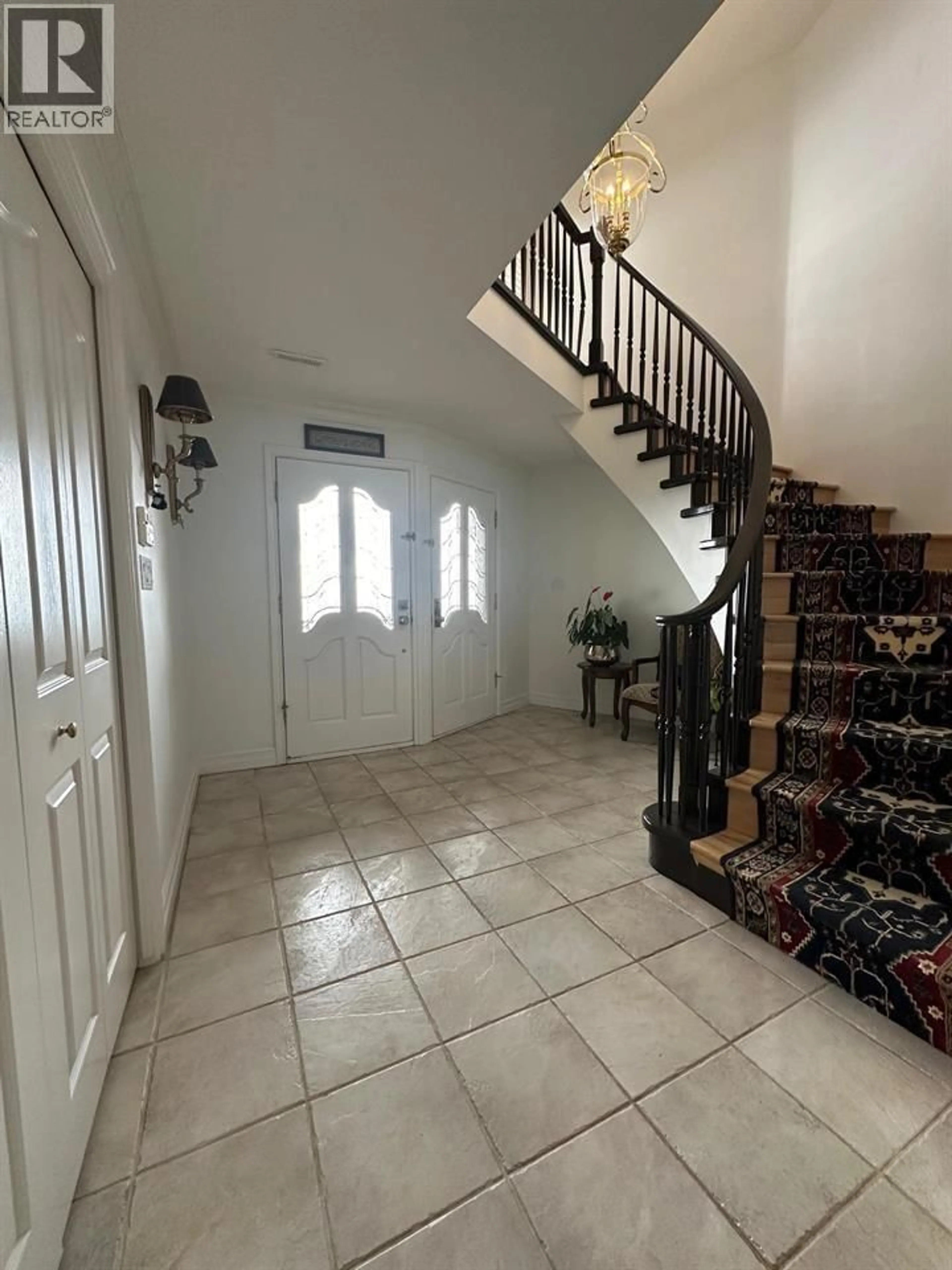 Indoor foyer for 1359 WHITBY ROAD, West Vancouver British Columbia V7S2N4