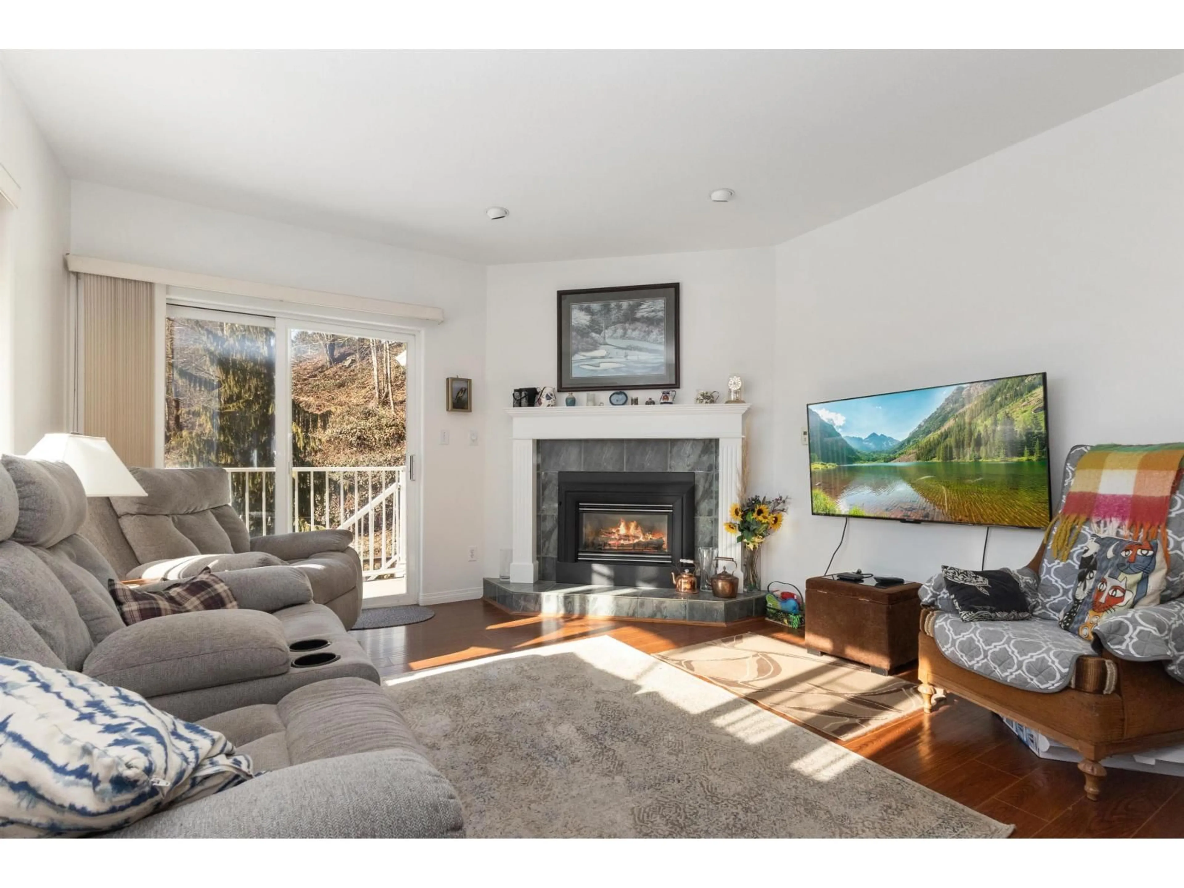 Living room with furniture, wood/laminate floor for 47360 MOUNTAIN PARK DRIVE, Chilliwack British Columbia V2P7P6