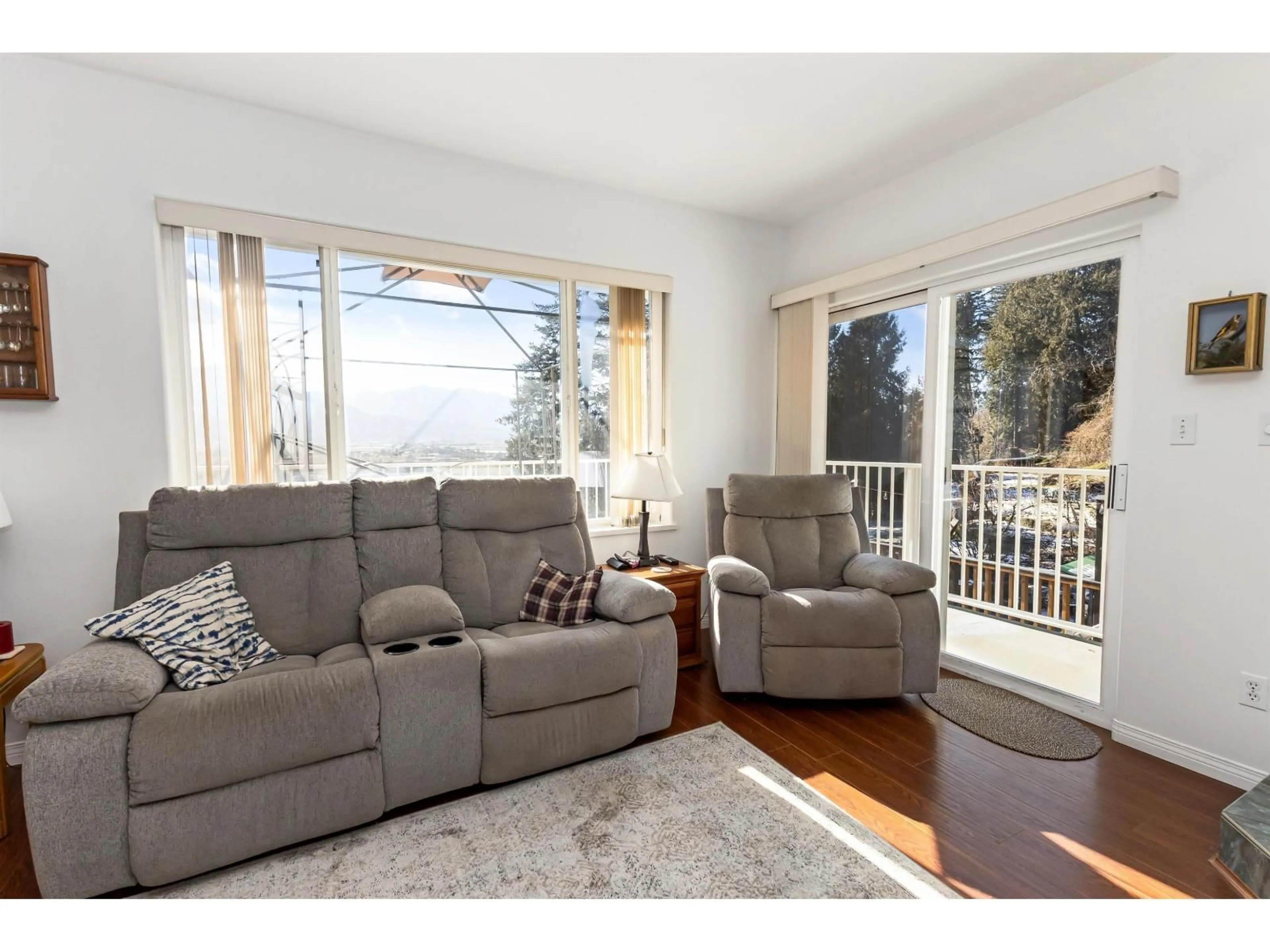 Living room with furniture, wood/laminate floor for 47360 MOUNTAIN PARK DRIVE, Chilliwack British Columbia V2P7P6