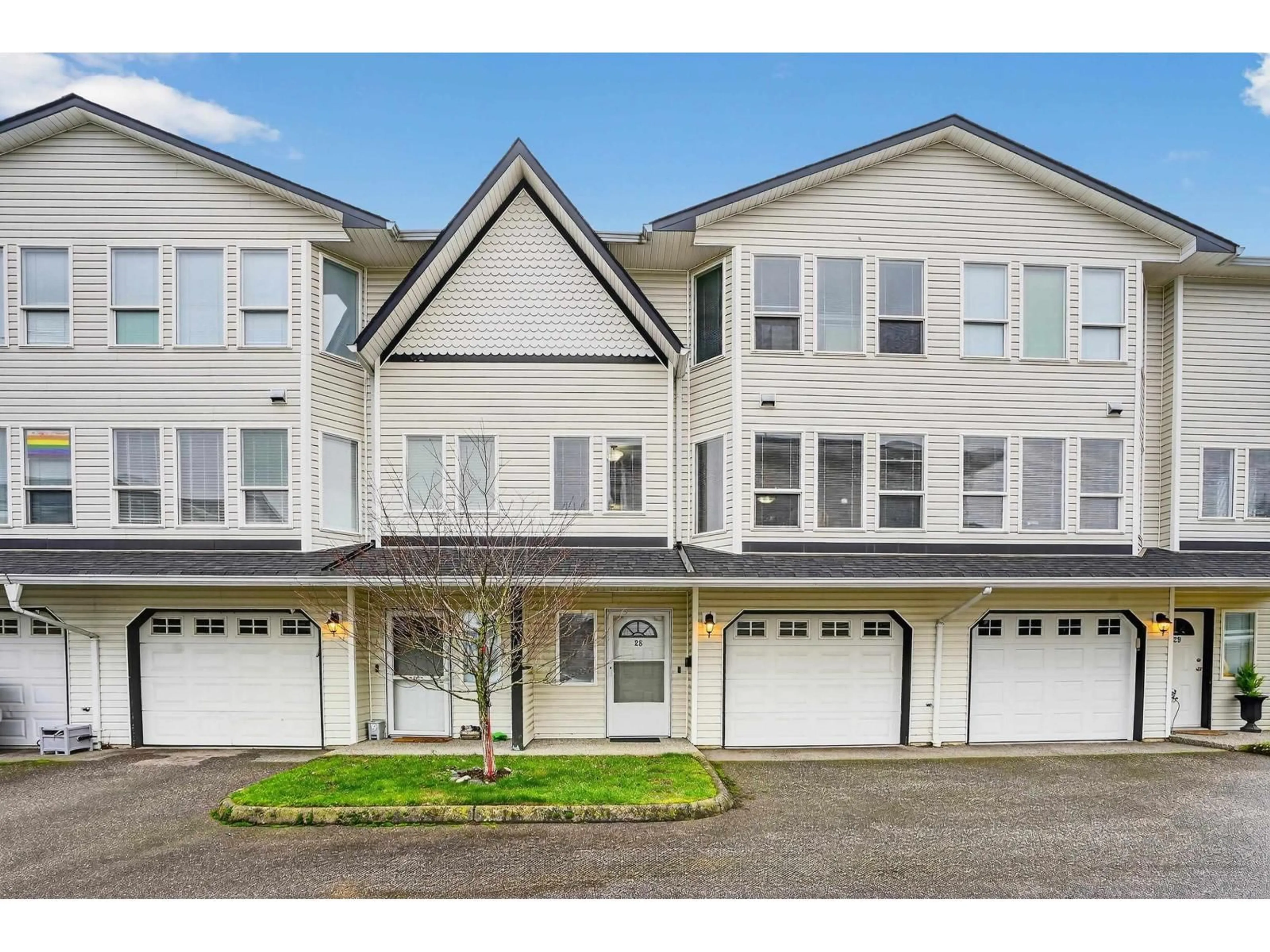 Home with vinyl exterior material, street for 28 - 45286 WATSON ROAD, Chilliwack British Columbia V2R3J4