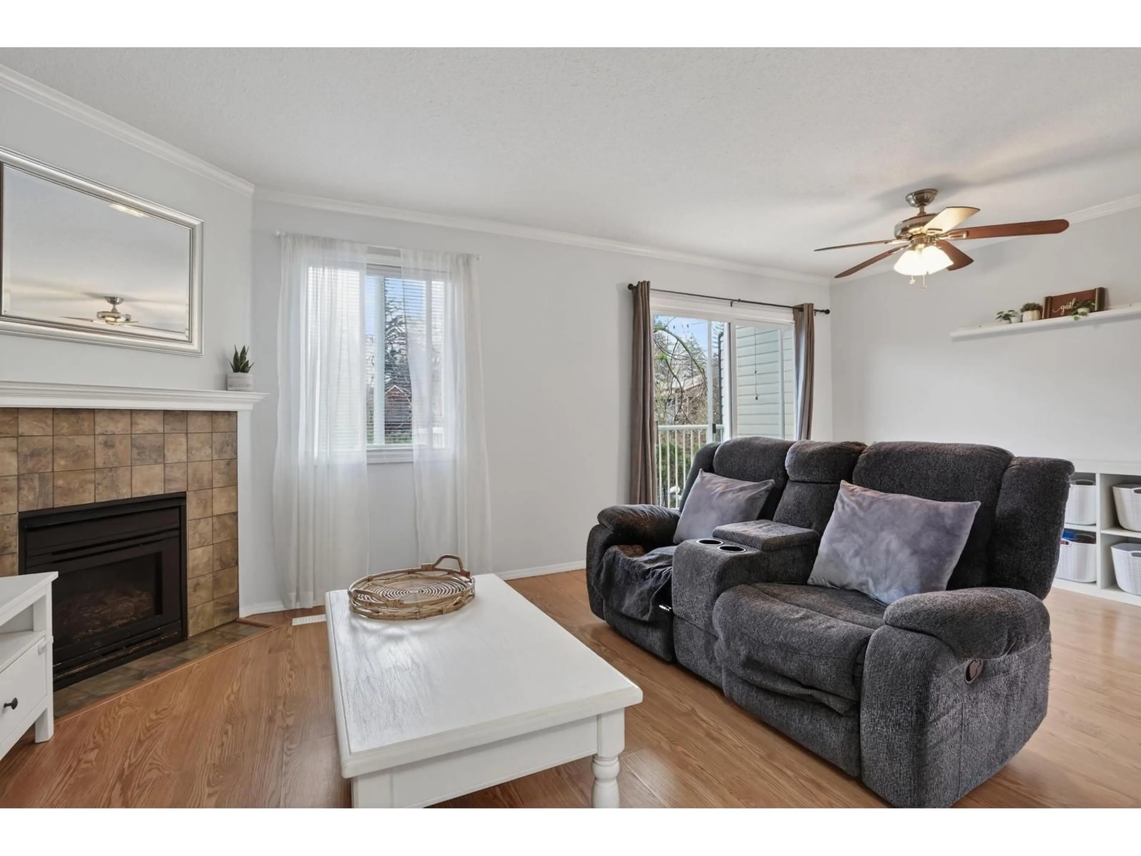 Living room with furniture, wood/laminate floor for 28 - 45286 WATSON ROAD, Chilliwack British Columbia V2R3J4