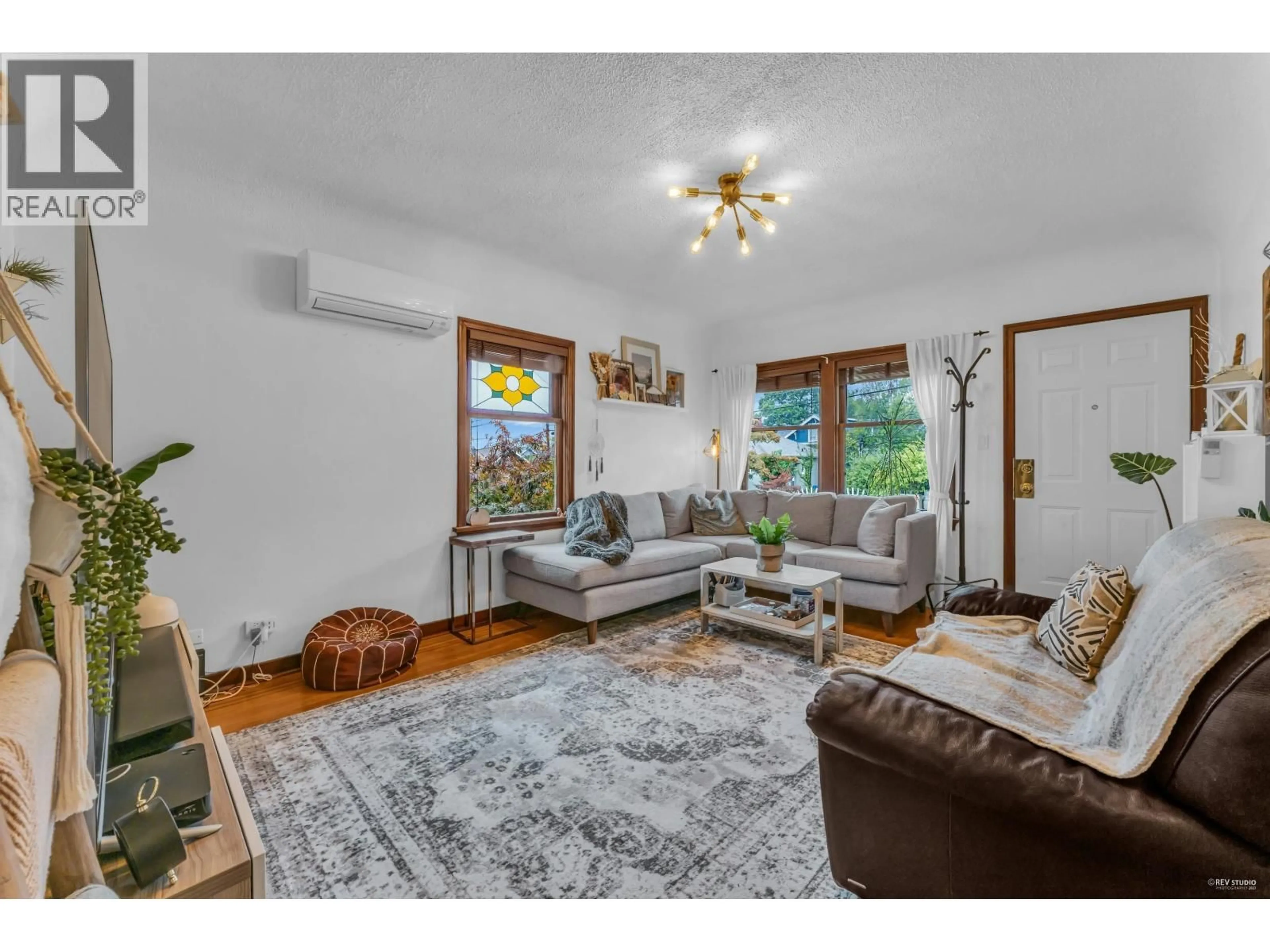 Living room with furniture, wood/laminate floor for 820 THIRD AVENUE, New Westminster British Columbia V3M1P2