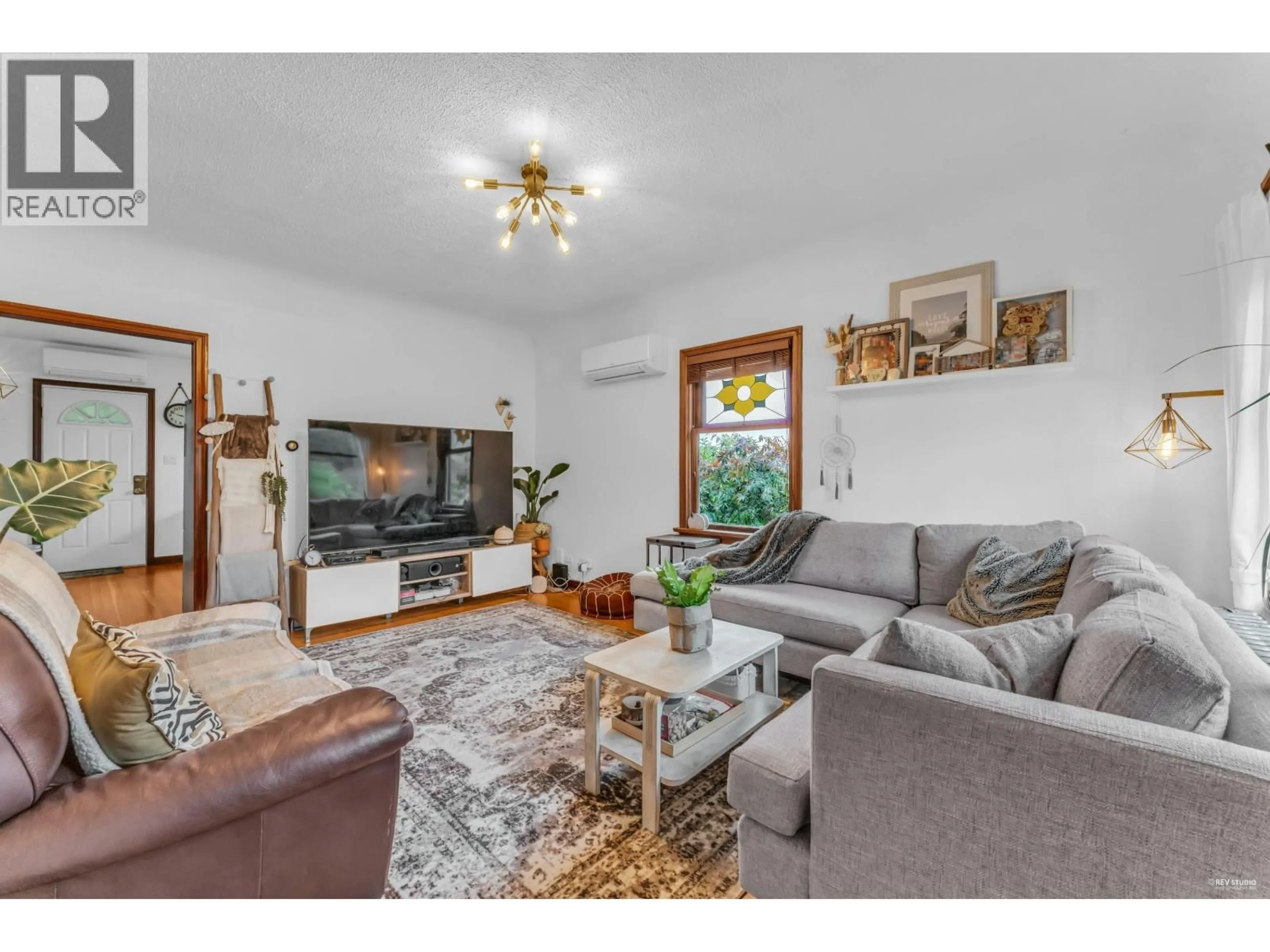 Living room with furniture, wood/laminate floor for 820 THIRD AVENUE, New Westminster British Columbia V3M1P2