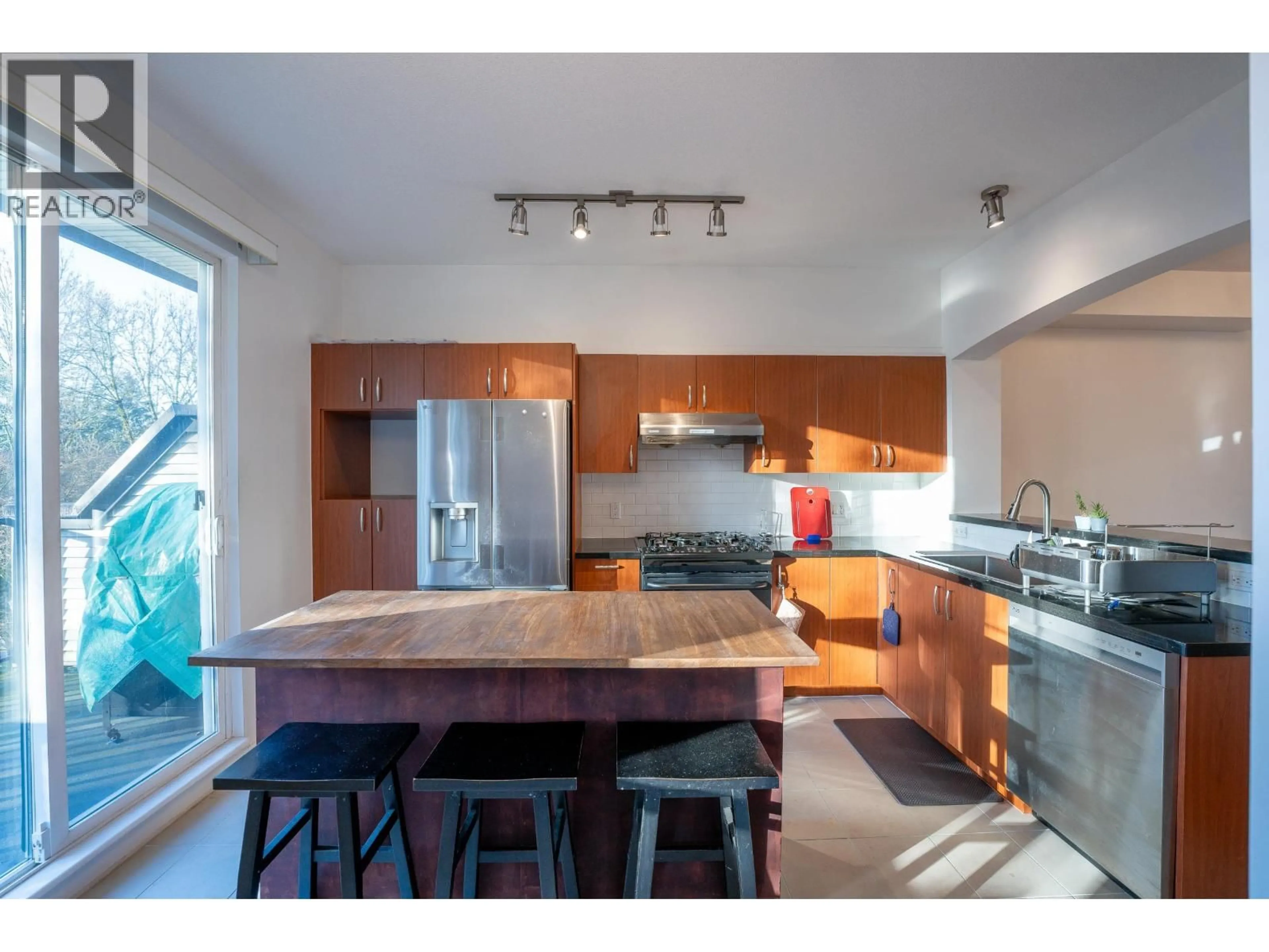 Open concept kitchen, wood/laminate floor for 92 - 9088 HALSTON COURT, Burnaby British Columbia V3N0A7
