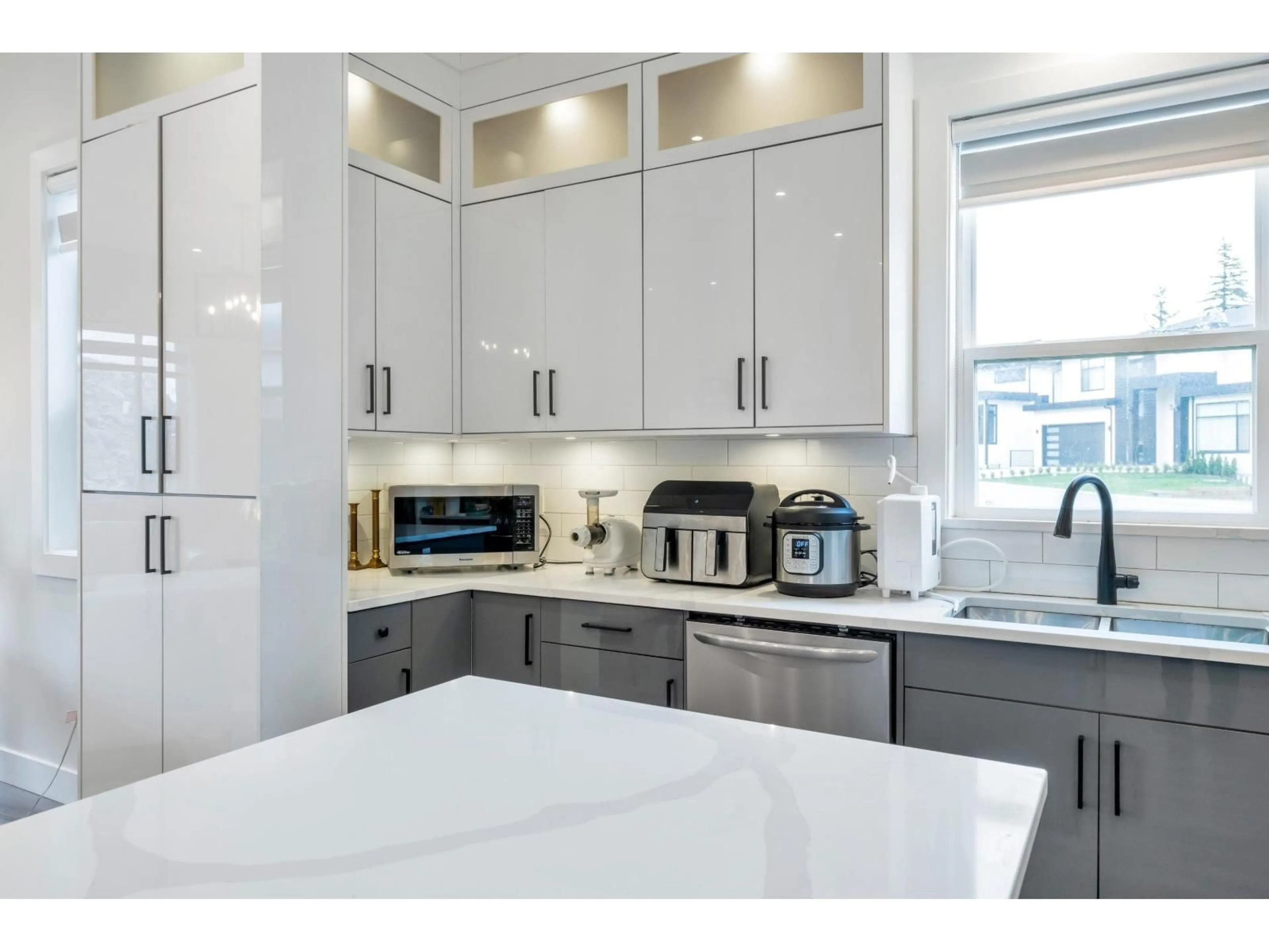 Contemporary kitchen, ceramic/tile floor for 46077 CRESTVIEW DRIVE, Chilliwack British Columbia V2R6G4