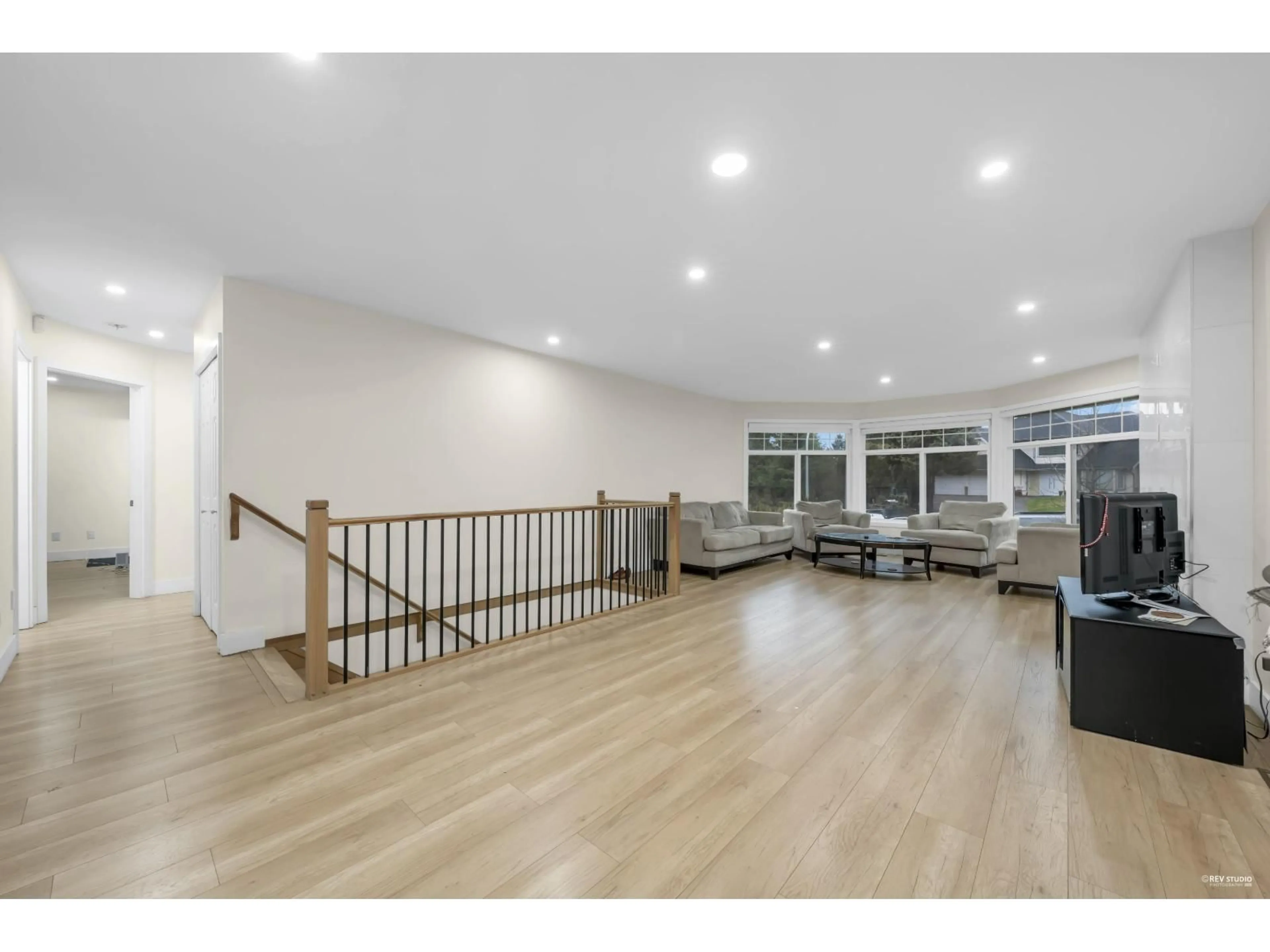 Indoor foyer for 14306 77A AVENUE, Surrey British Columbia V3W0L2