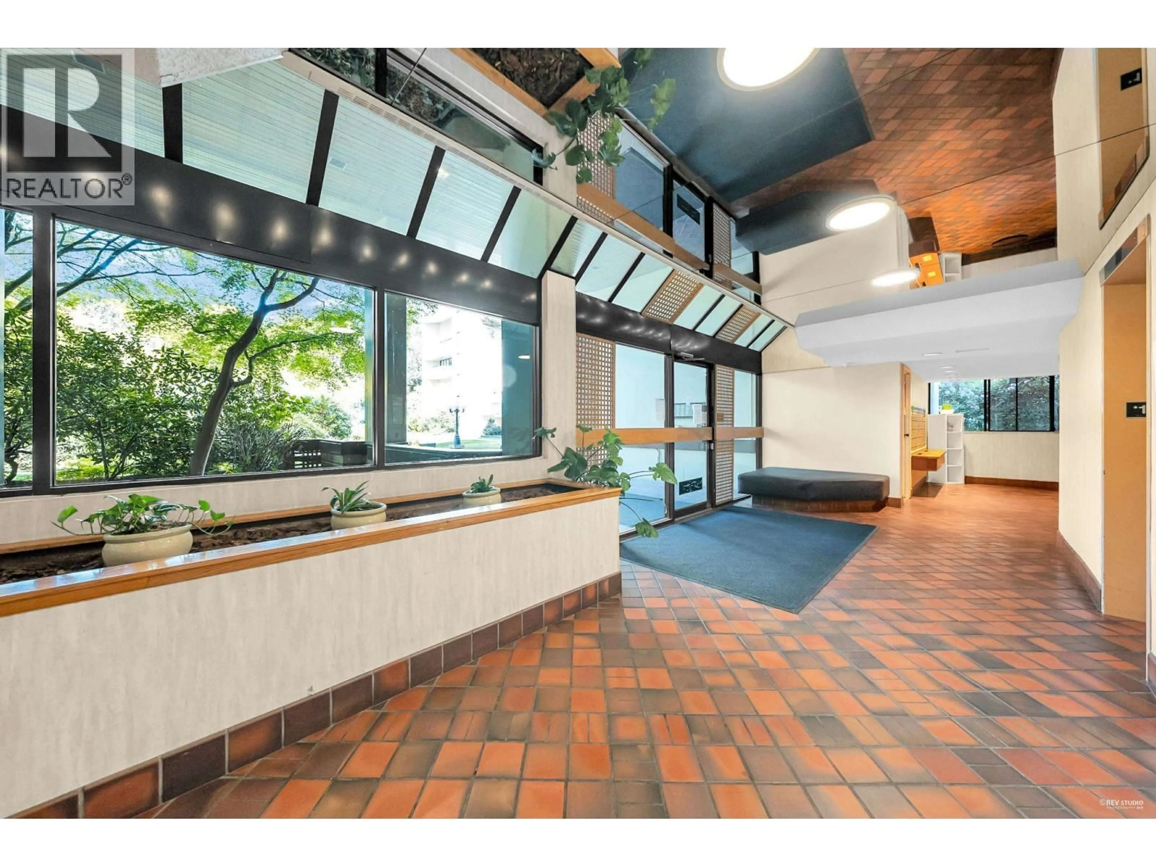 Indoor foyer for 1508 - 4300 MAYBERRY STREET, Burnaby British Columbia V5H4A4