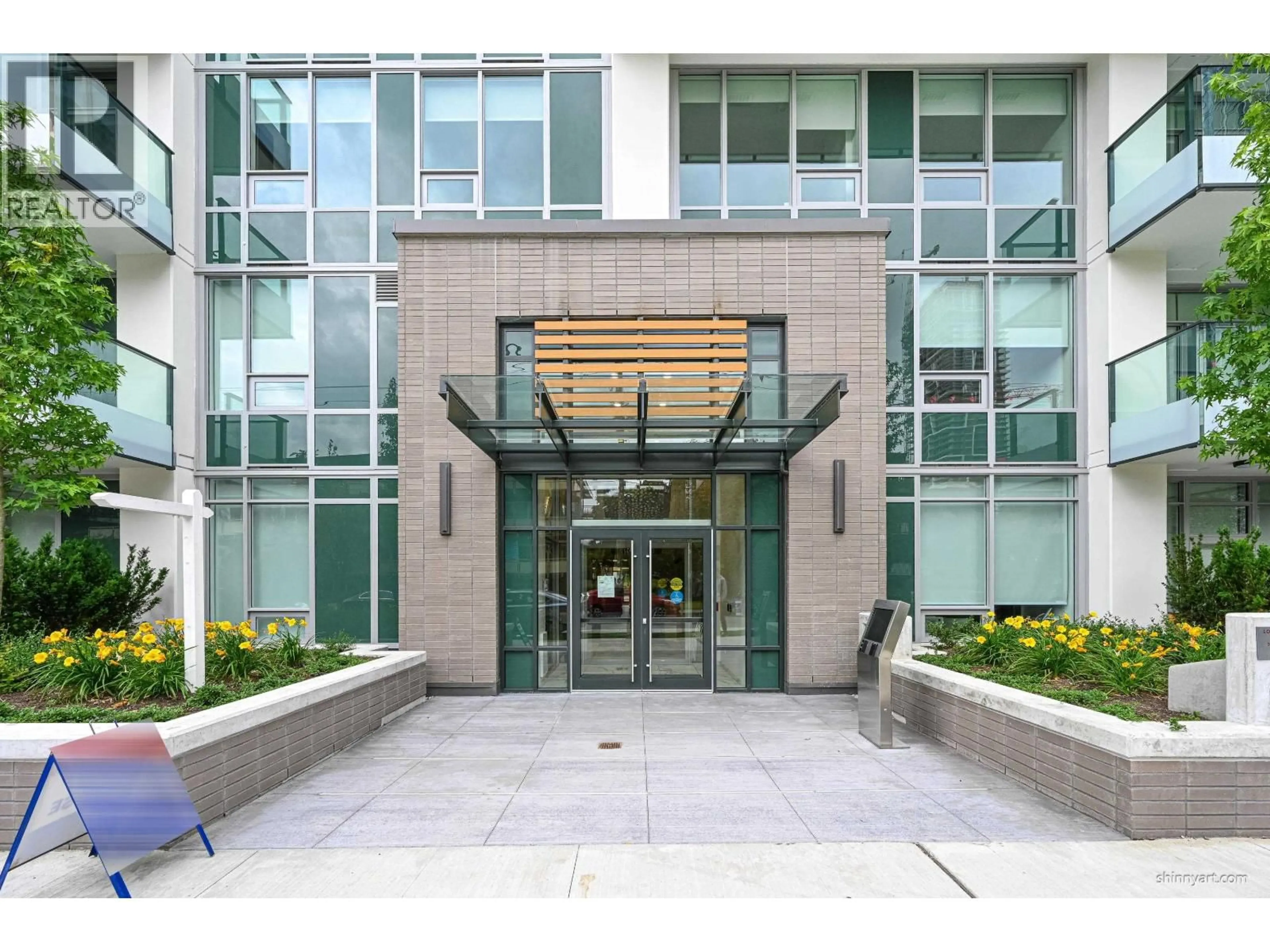 Indoor foyer for 101 - 6463 SILVER AVENUE, Burnaby British Columbia V5H0K4