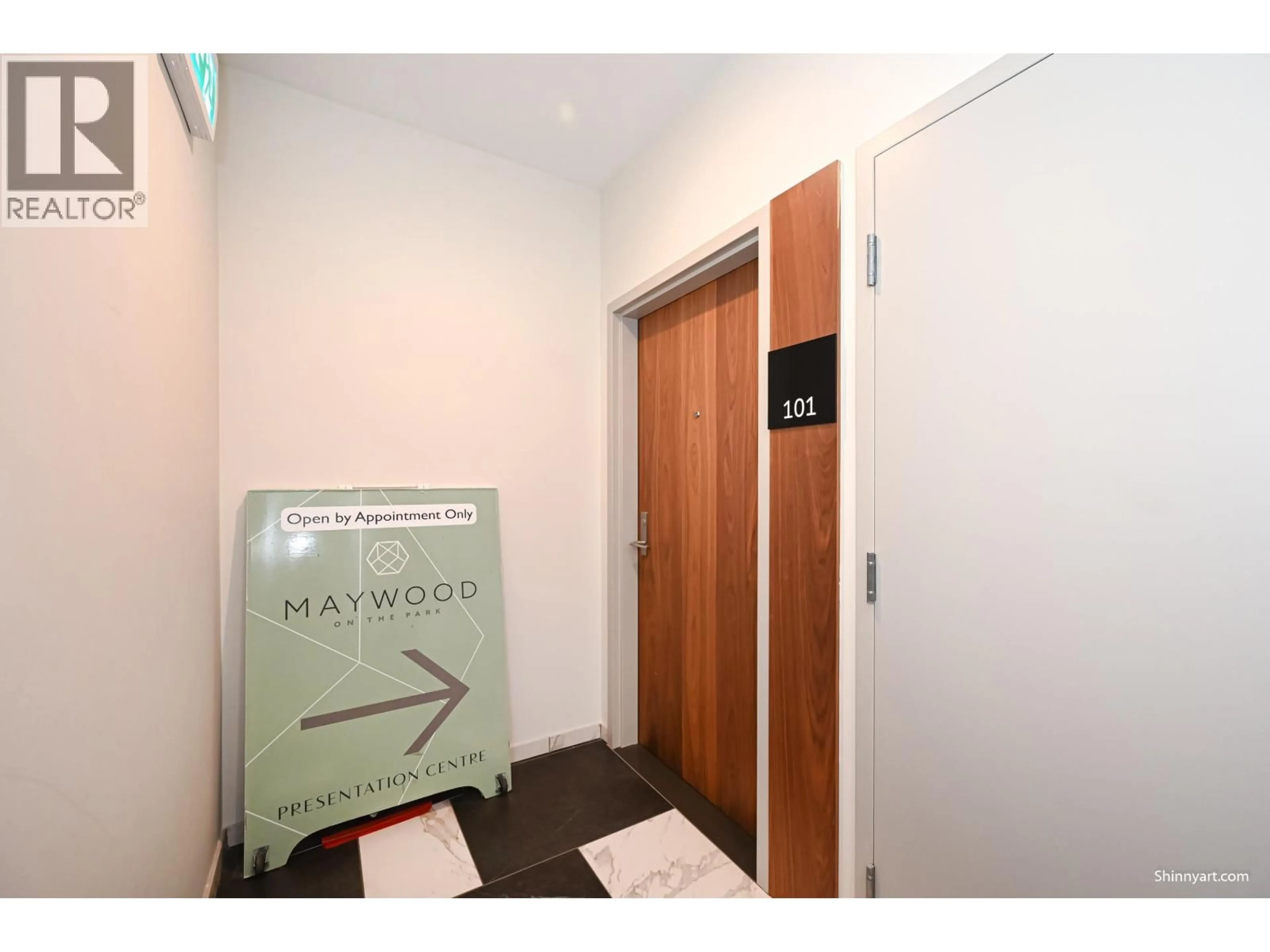 Indoor foyer for 101 - 6463 SILVER AVENUE, Burnaby British Columbia V5H0K4