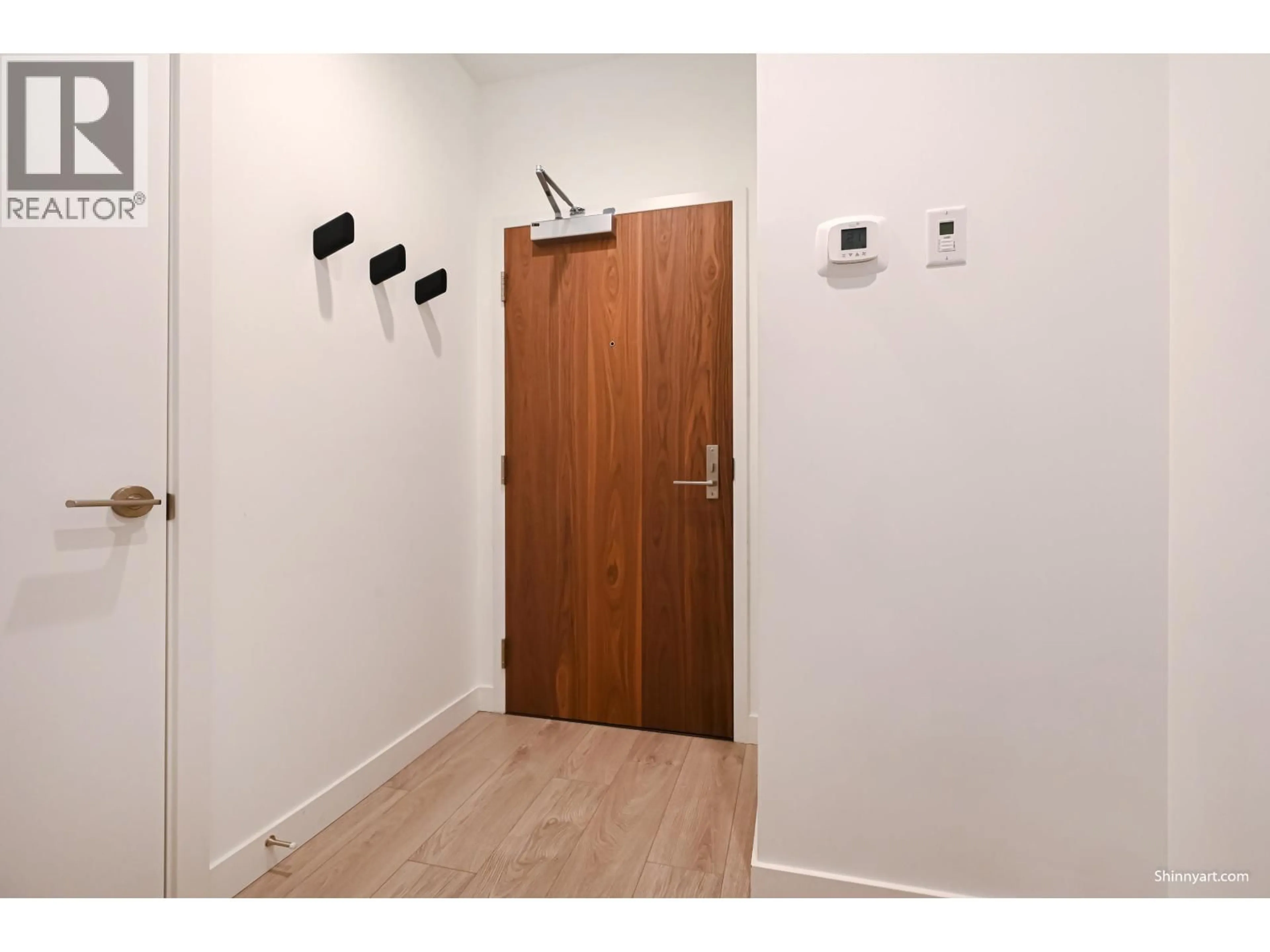 Indoor foyer for 101 - 6463 SILVER AVENUE, Burnaby British Columbia V5H0K4