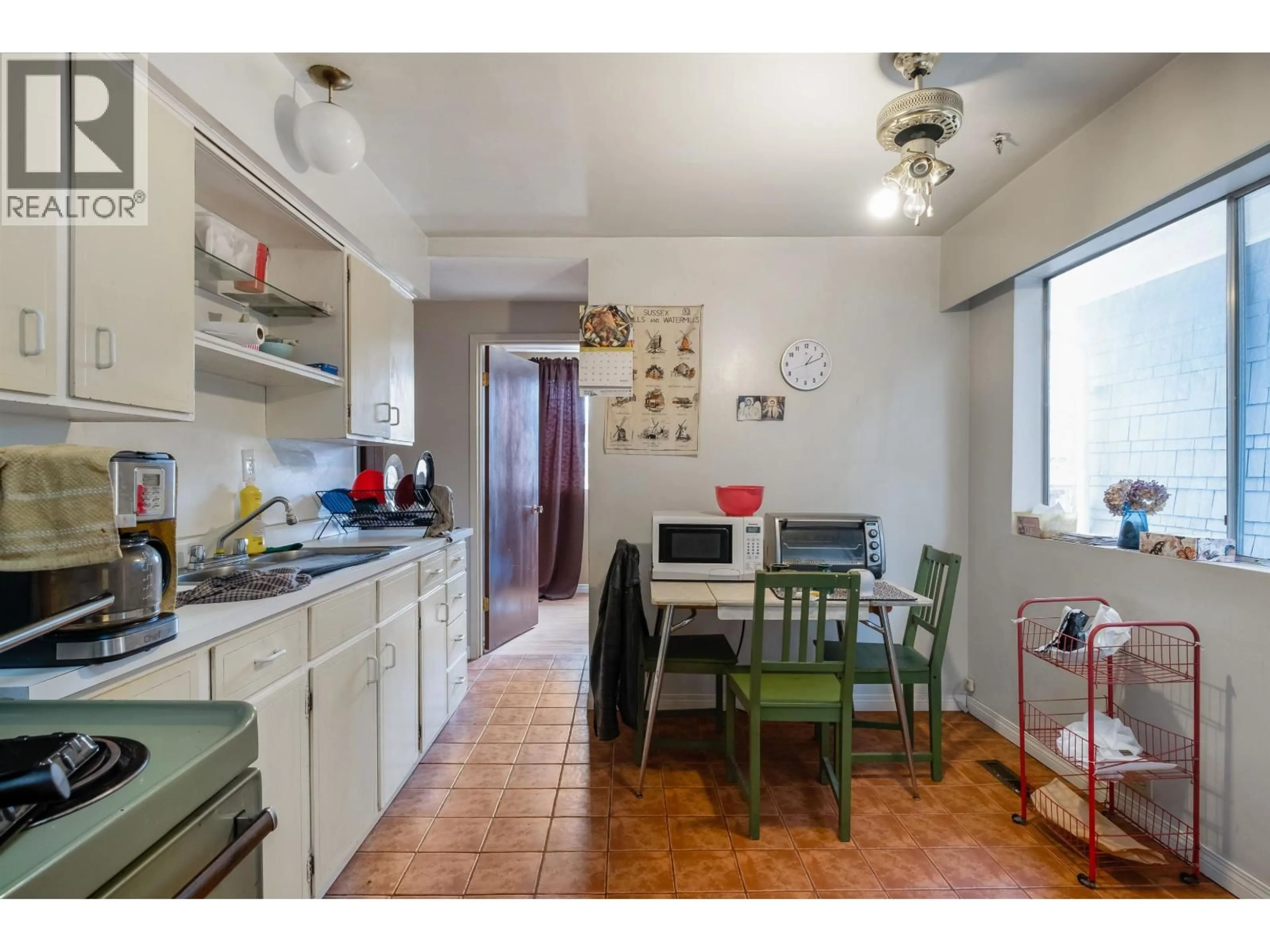 Standard kitchen, unknown for 1021 14TH AVENUE, Vancouver British Columbia V5T2P1