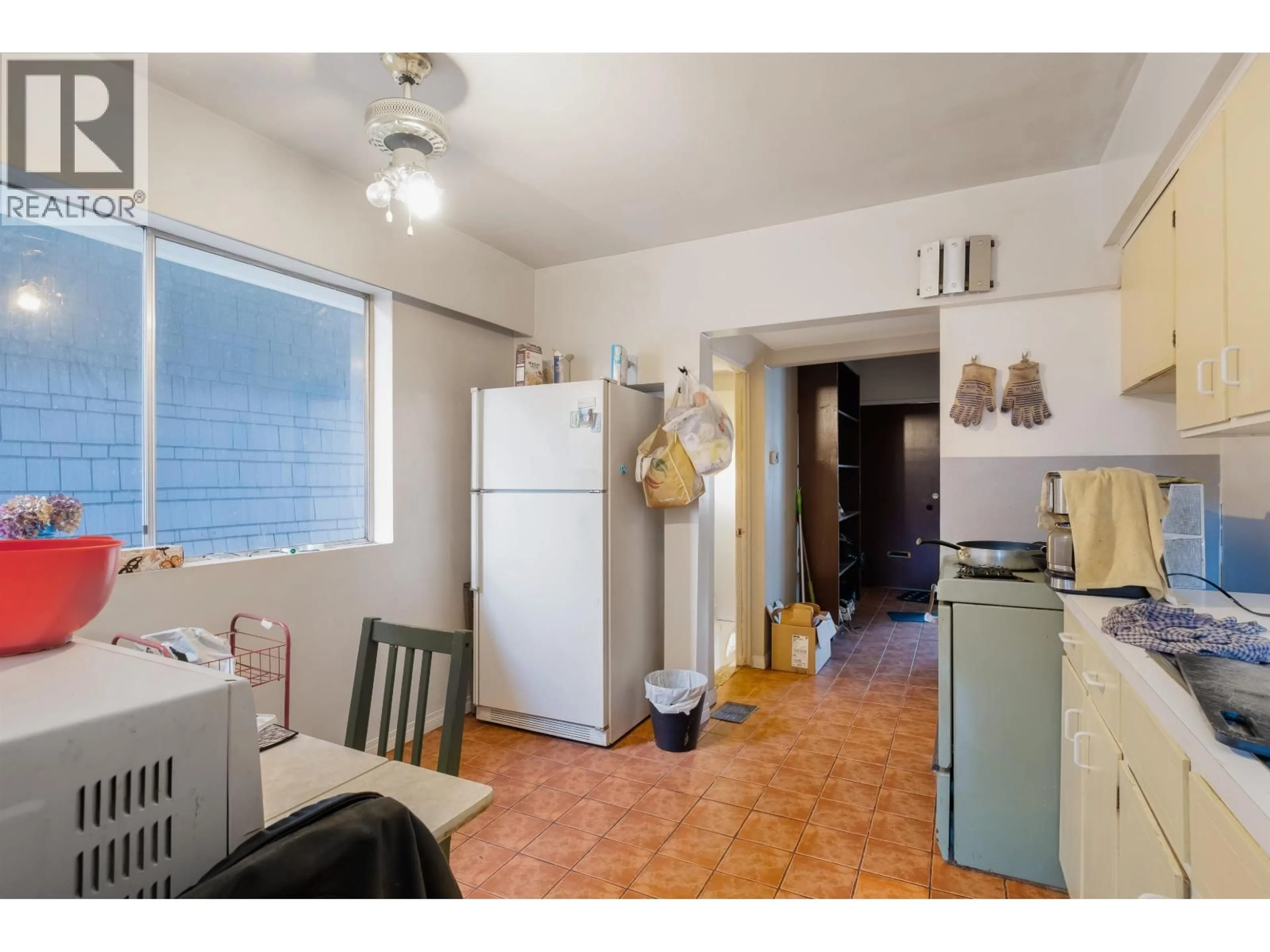 Standard kitchen, unknown for 1021 14TH AVENUE, Vancouver British Columbia V5T2P1