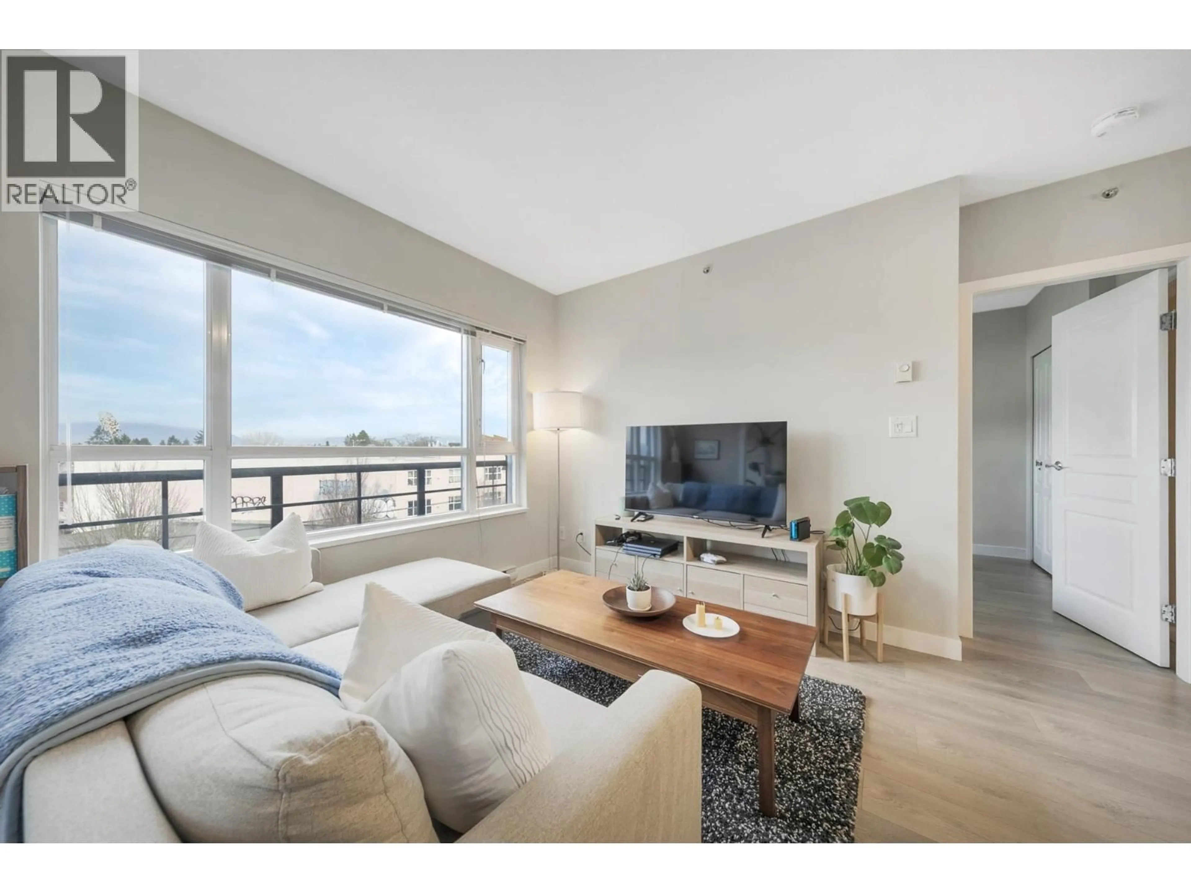 Living room with furniture, wood/laminate floor for 415 - 4028 KNIGHT STREET, Vancouver British Columbia V5N5Y8