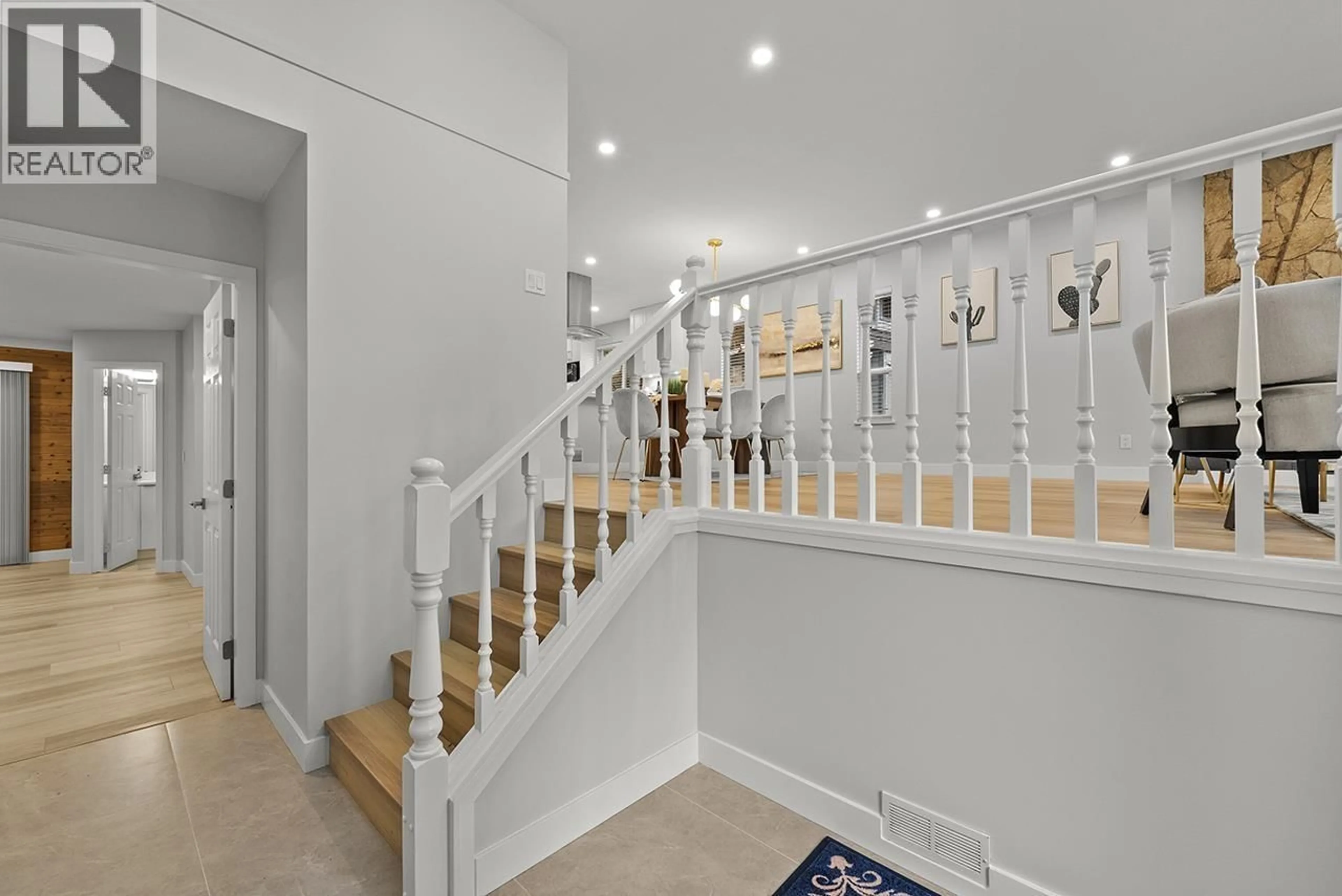 Indoor foyer for 3055 ROTHBURY PLACE, Burnaby British Columbia V5A4J5