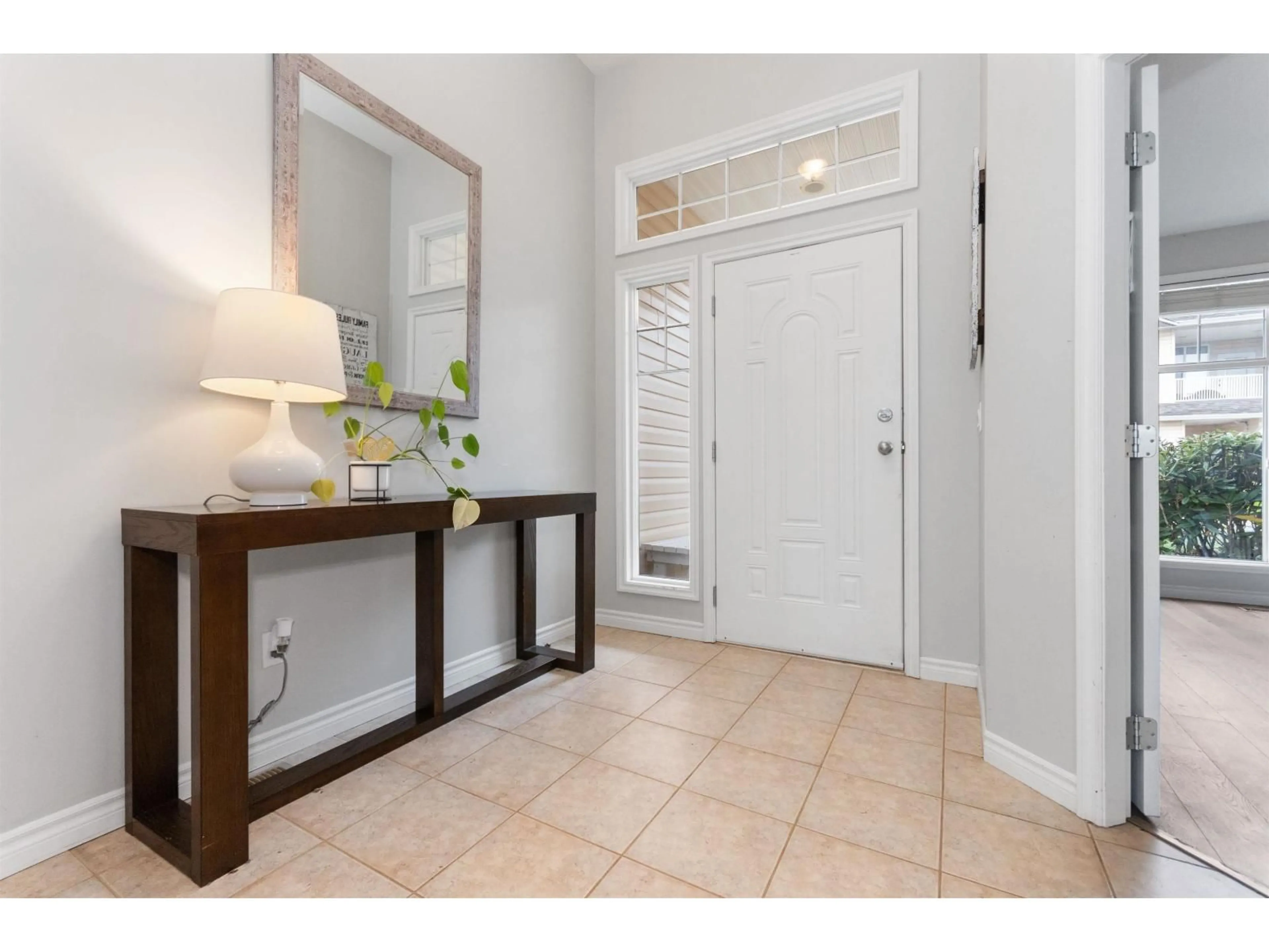 Indoor entryway for 54 - 8590 SUNRISE DRIVE, Chilliwack British Columbia V2R3Z4