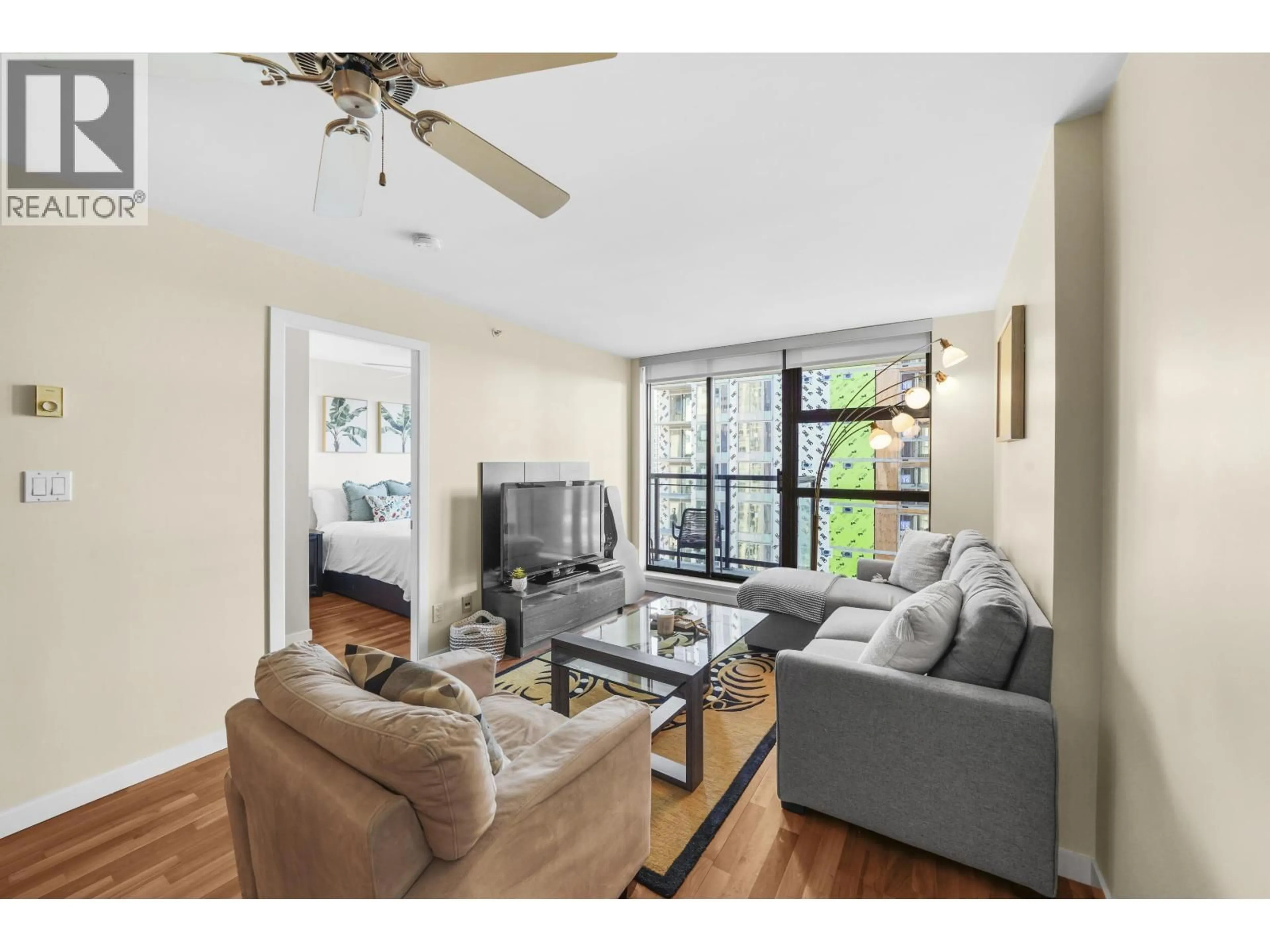Living room with furniture, wood/laminate floor for 1295 RICHARDS STREET, Vancouver British Columbia V6B1B7