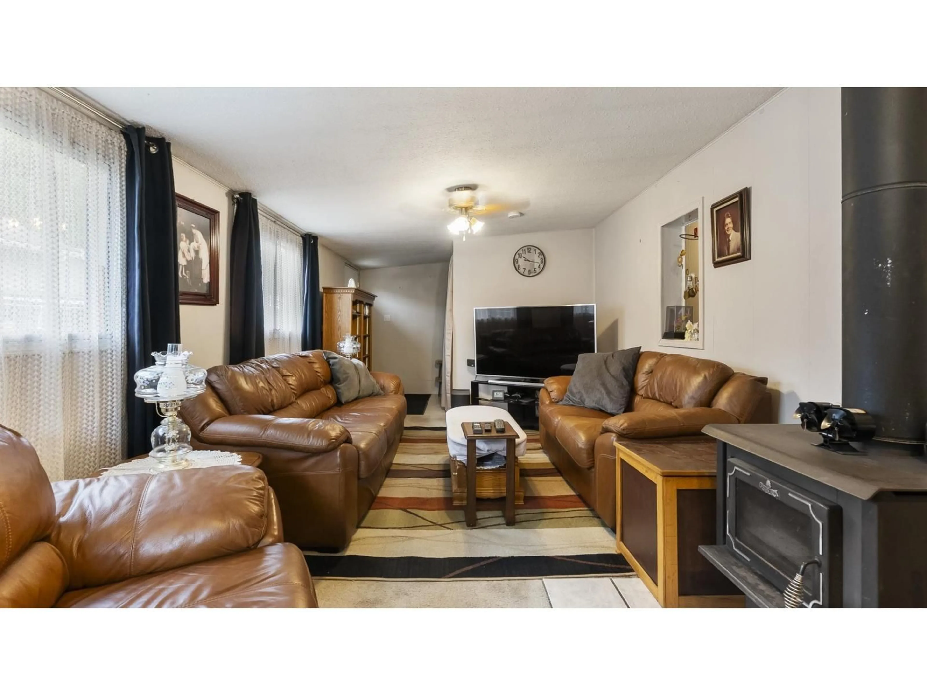 Living room with furniture, unknown for 31573 LOMBARD AVENUE, Abbotsford British Columbia V2S5W6