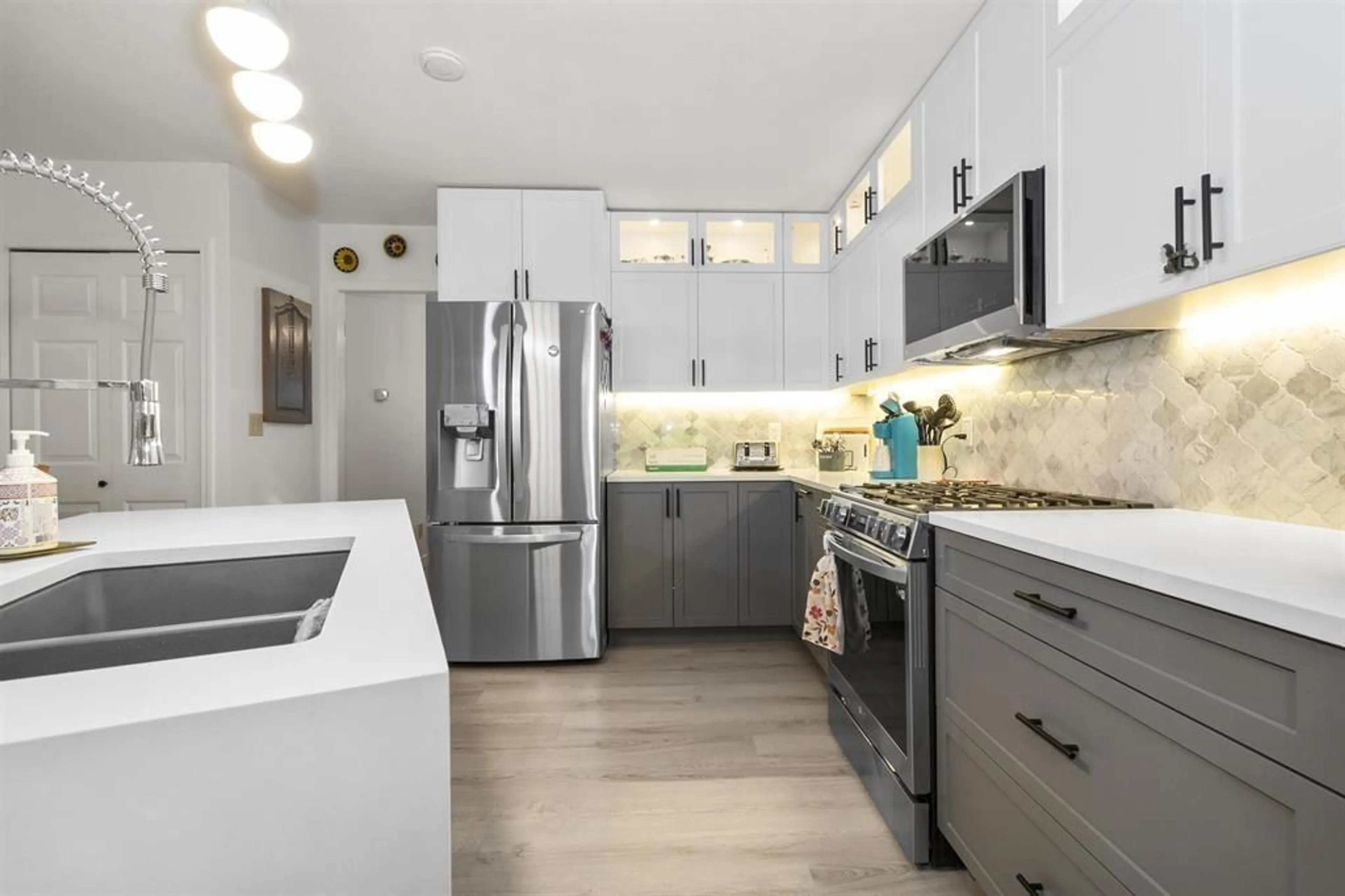 Contemporary kitchen, ceramic/tile floor for 3 - 9515 WOODBINE STREET, Chilliwack British Columbia V2P7T1