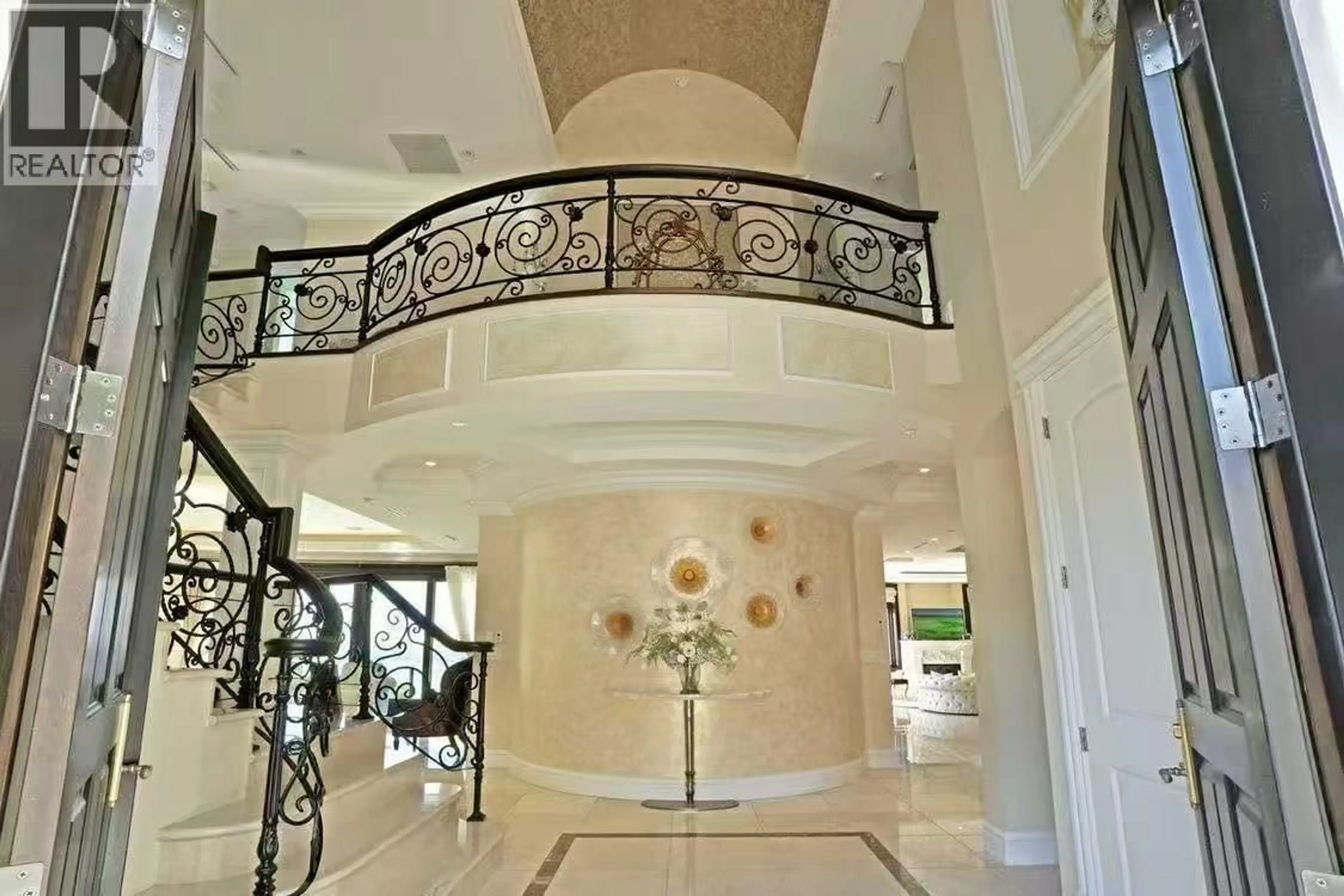 Indoor foyer for 1356 CAMMERAY ROAD, West Vancouver British Columbia V7S2N3