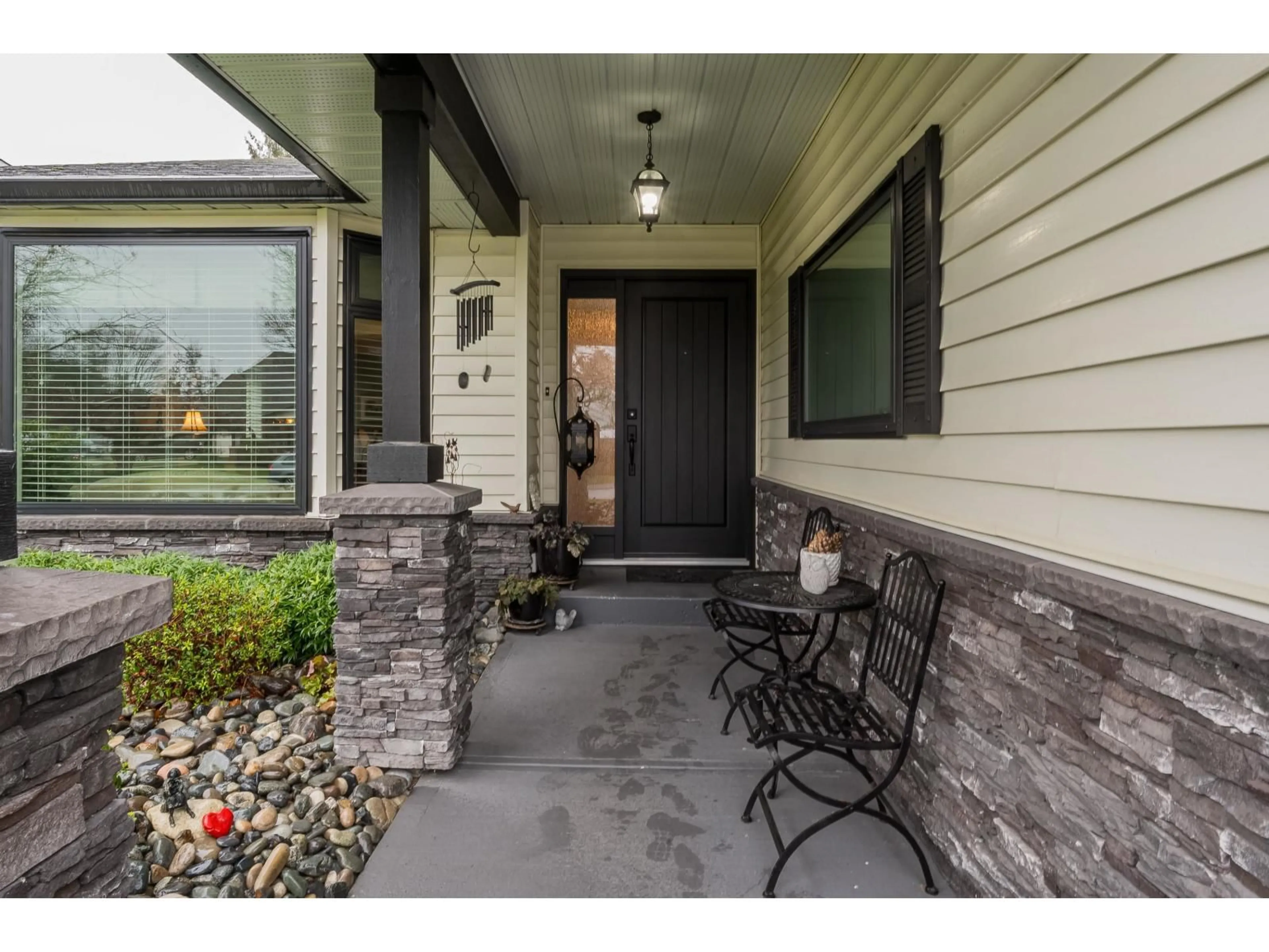 Indoor entryway for 15496 93RD AVENUE, Surrey British Columbia V3R9B6
