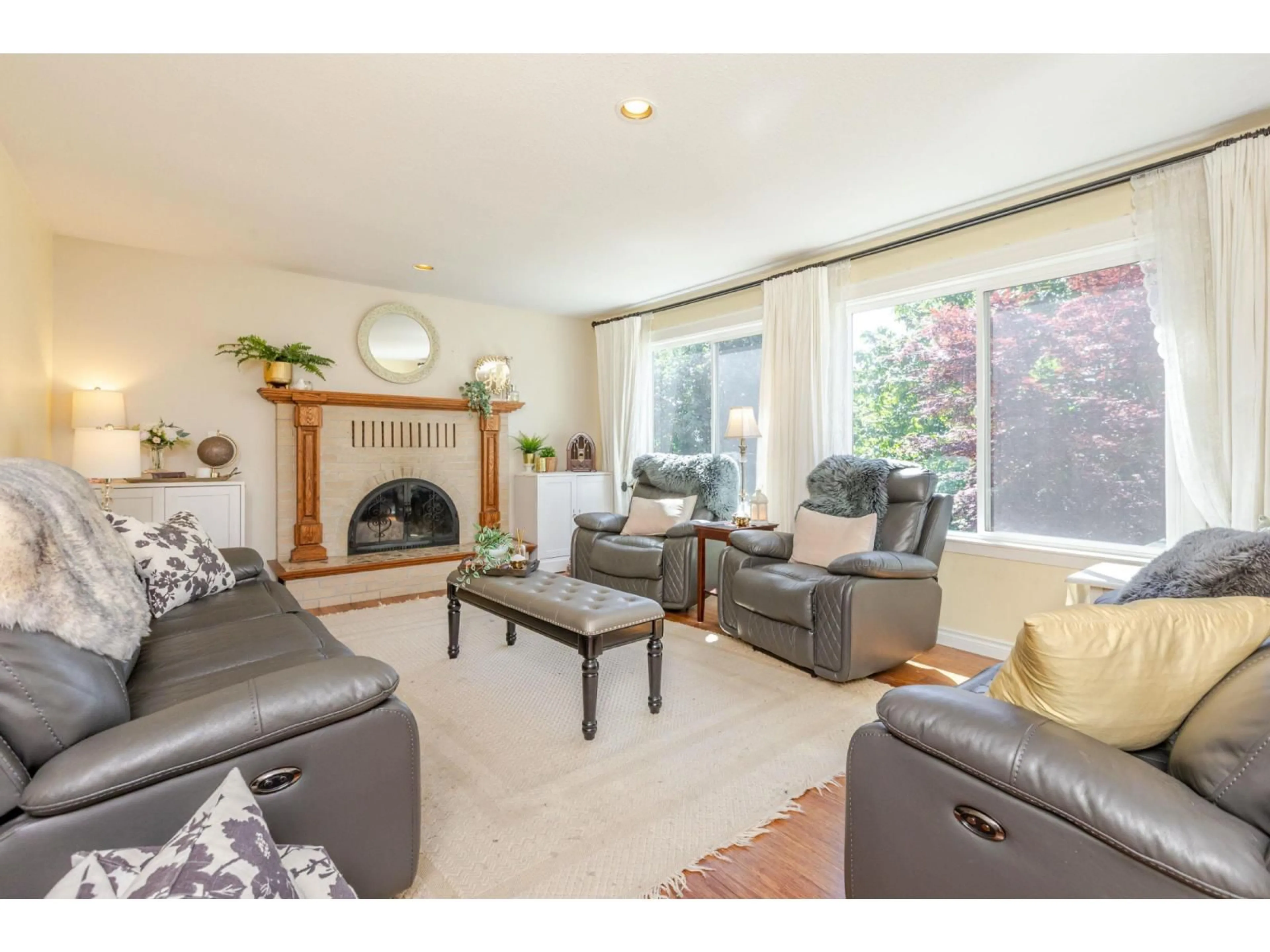 Living room with furniture, unknown for 35210 ROCKWELL DRIVE, Abbotsford British Columbia V3G2C9