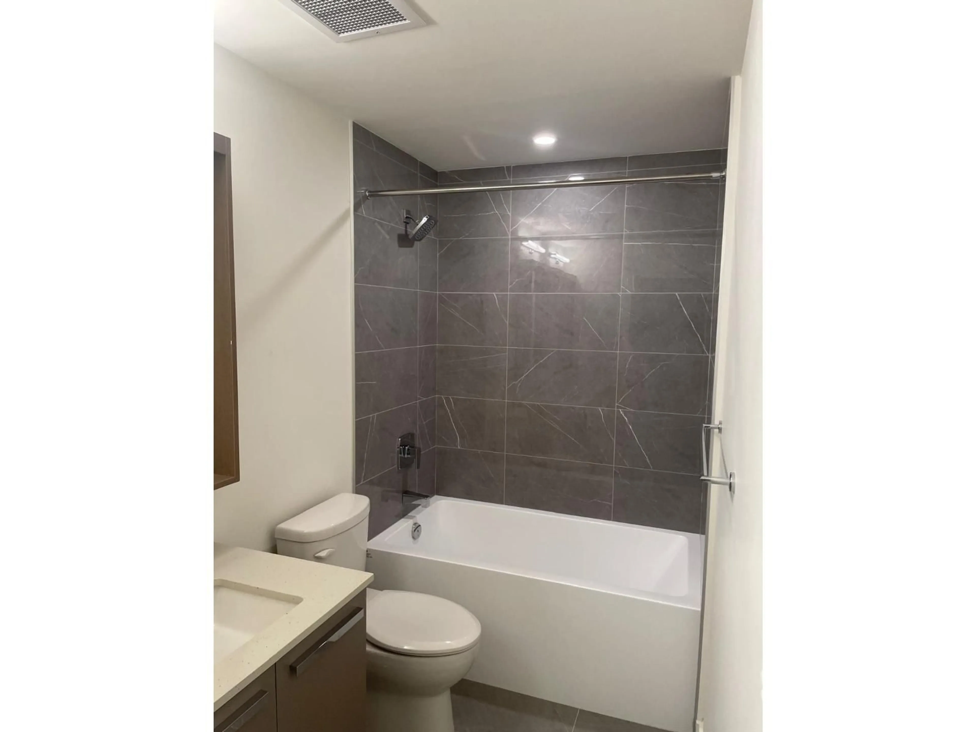 Standard bathroom, ceramic/tile floor for 209 - 13788 76 AVENUE, Surrey British Columbia V3W3V9
