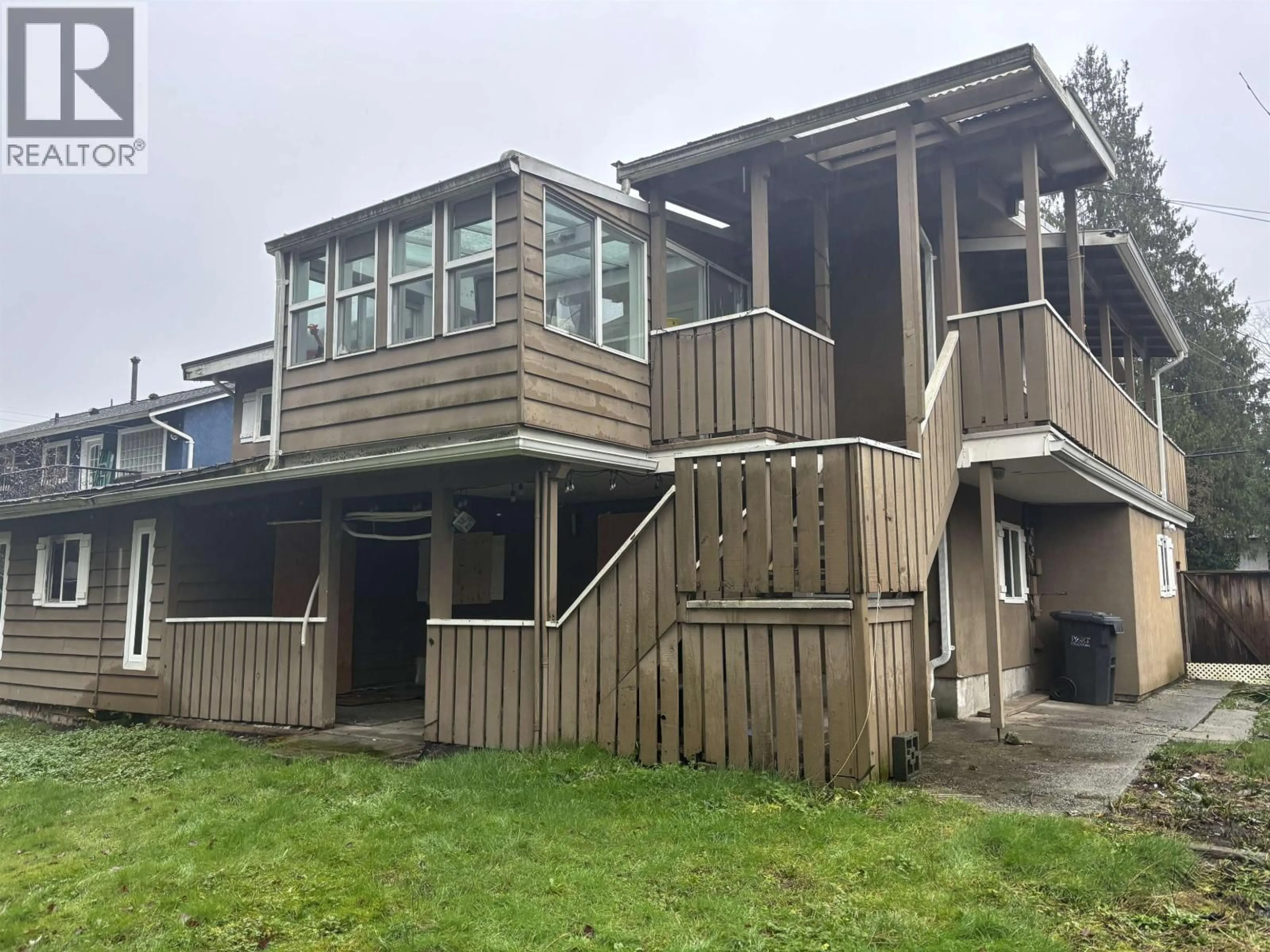 A pic from outside/outdoor area/front of a property/back of a property/a pic from drone, building for 2961 LARCH WAY, Port Coquitlam British Columbia V5B3K8