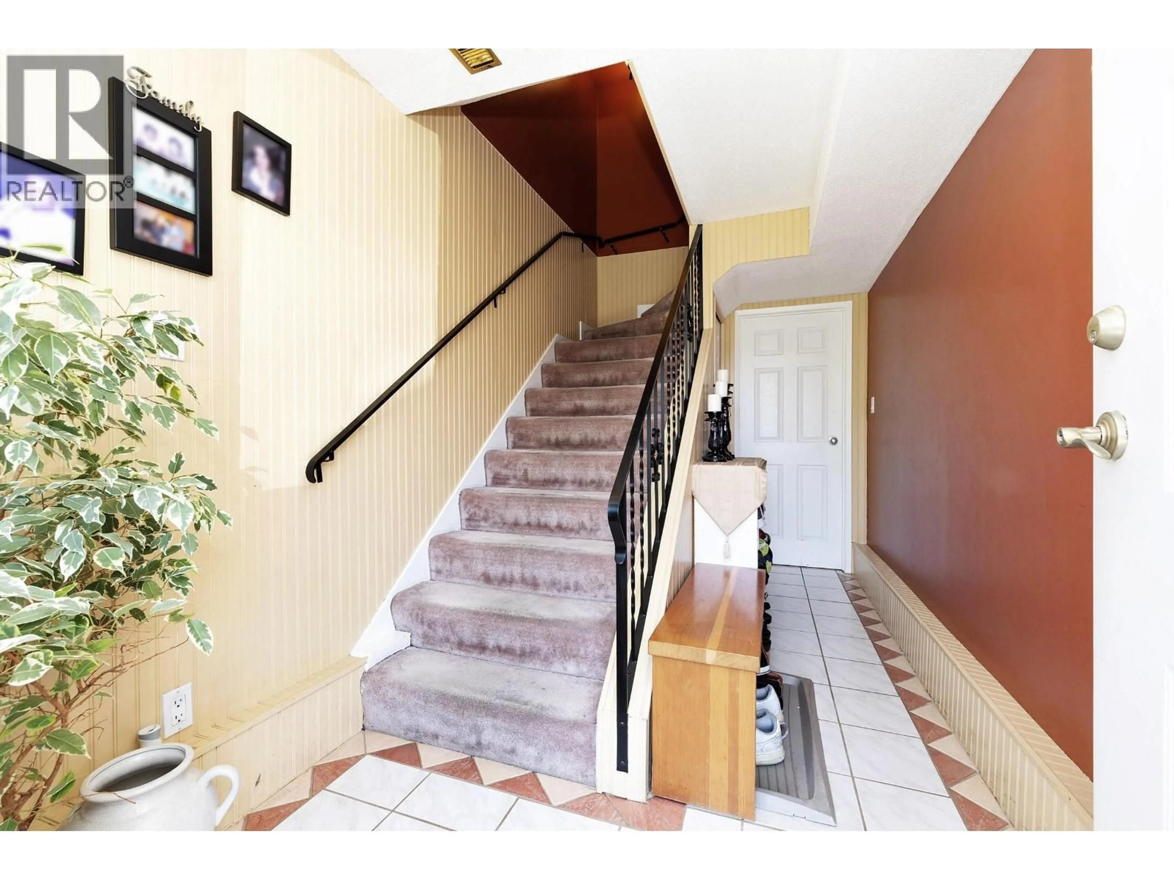 Indoor foyer for 9971 SWANSEA DRIVE, Richmond British Columbia V7A1N5
