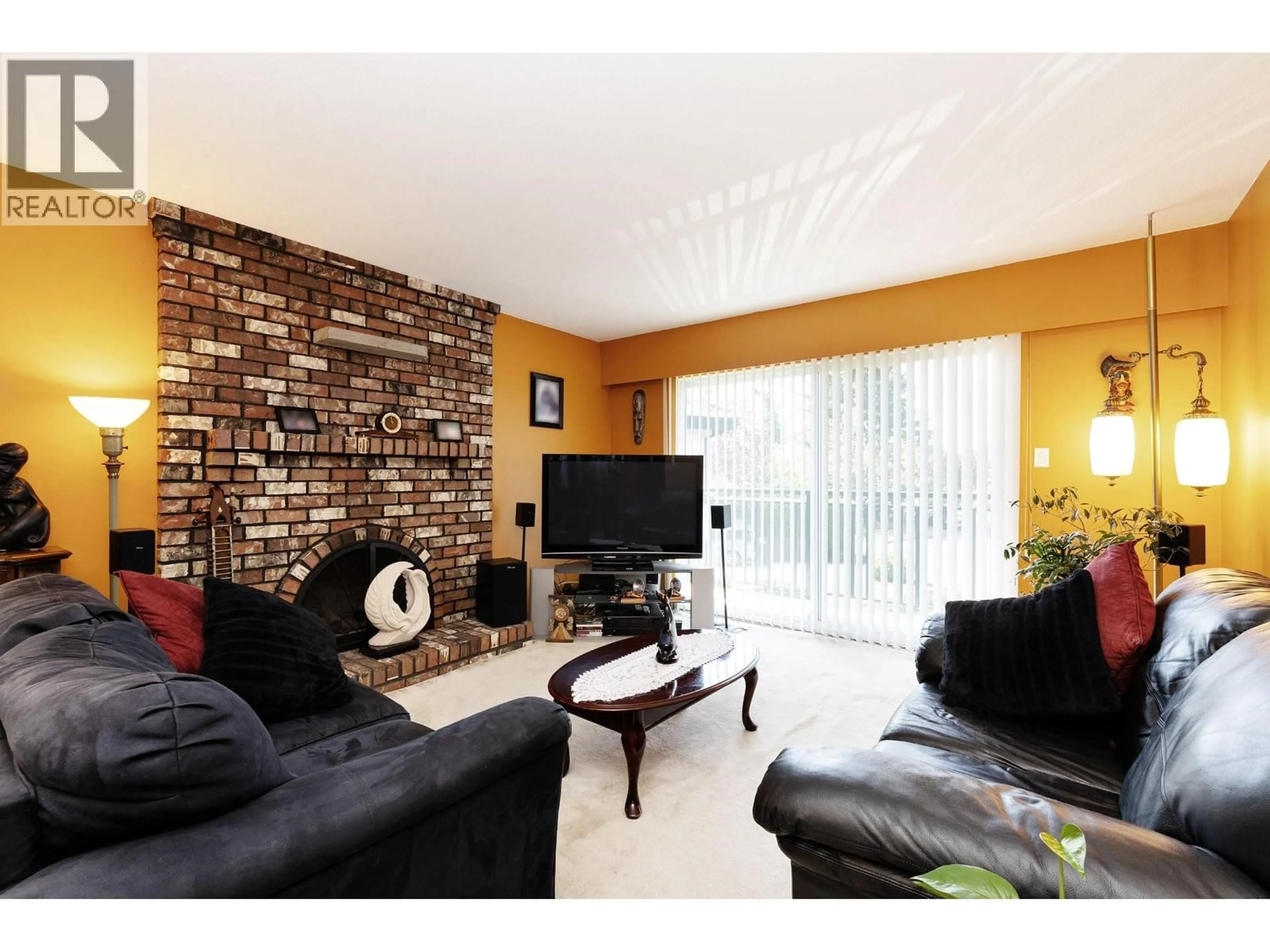 Living room with furniture, wood/laminate floor for 9971 SWANSEA DRIVE, Richmond British Columbia V7A1N5