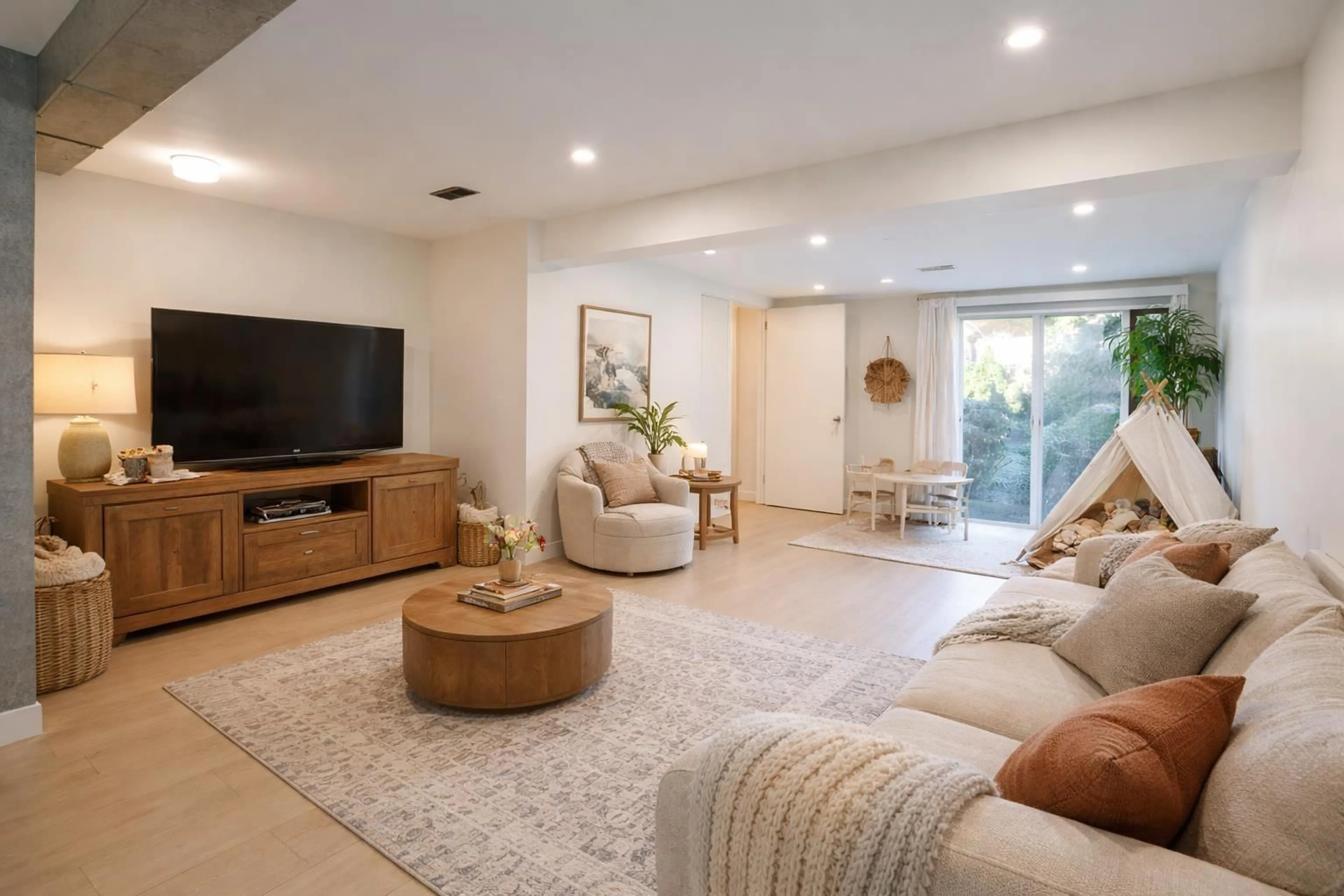 Living room with furniture, unknown for 128 - 15225 105 AVENUE, Surrey British Columbia V3R1R9