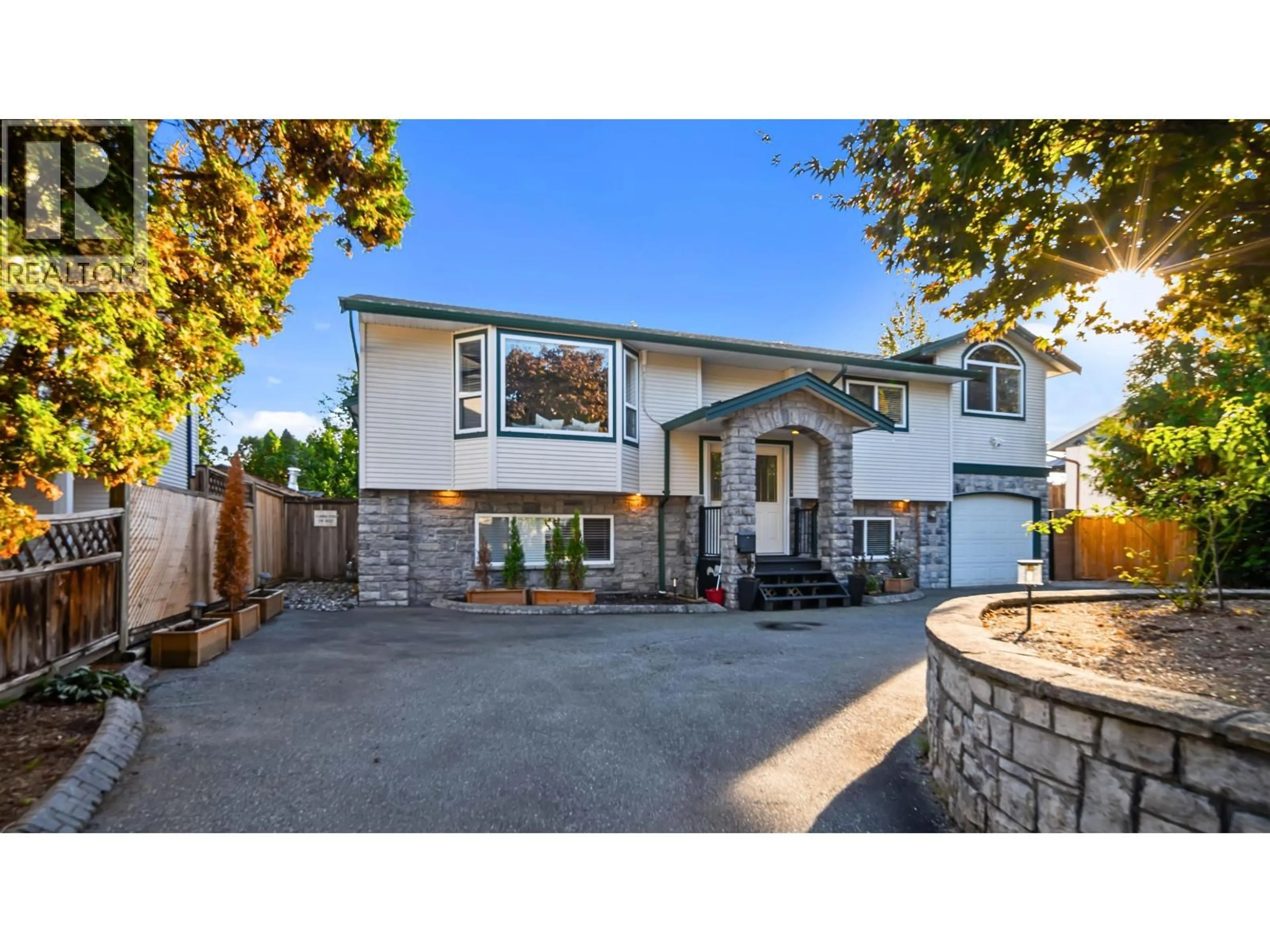 Home with vinyl exterior material, street for 21124 GLENWOOD AVENUE, Maple Ridge British Columbia V2X8K5