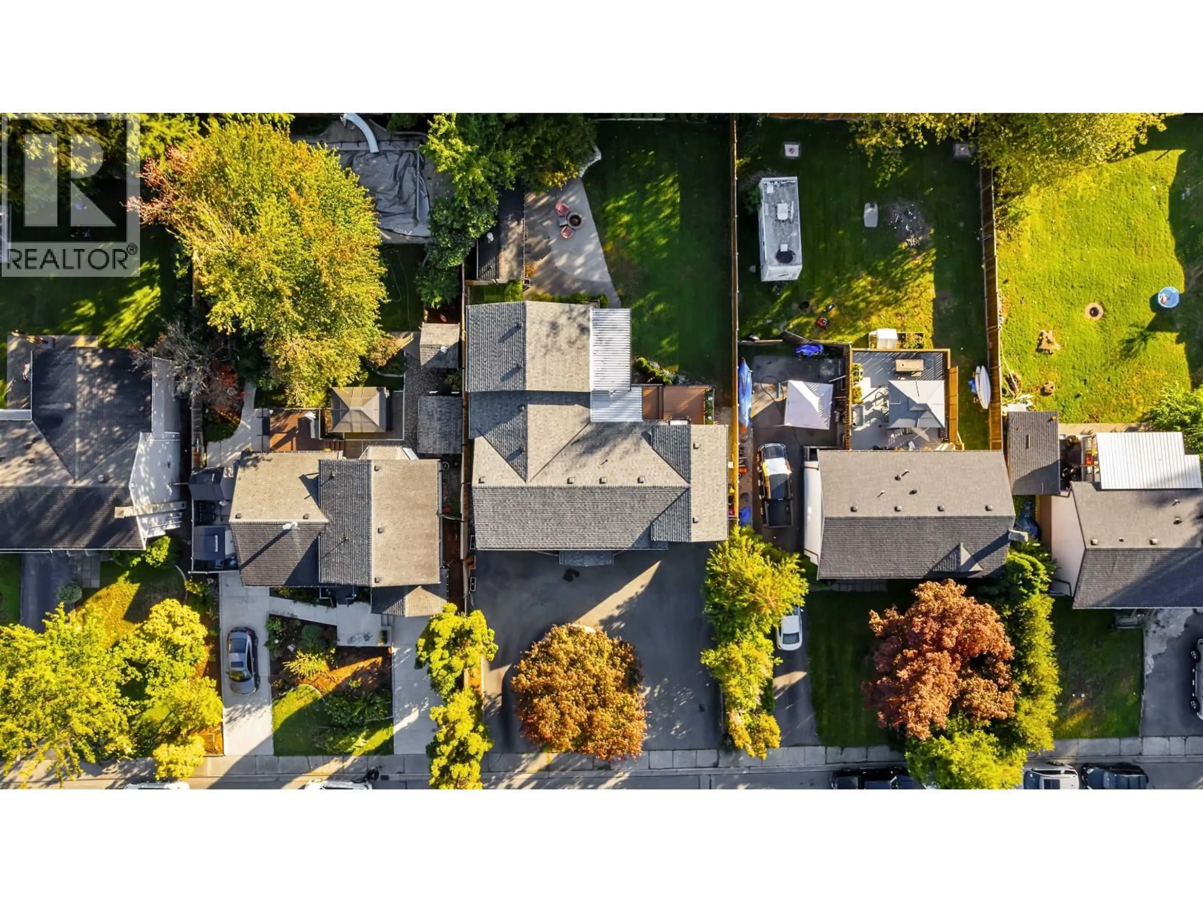 A pic from outside/outdoor area/front of a property/back of a property/a pic from drone, street for 21124 GLENWOOD AVENUE, Maple Ridge British Columbia V2X8K5