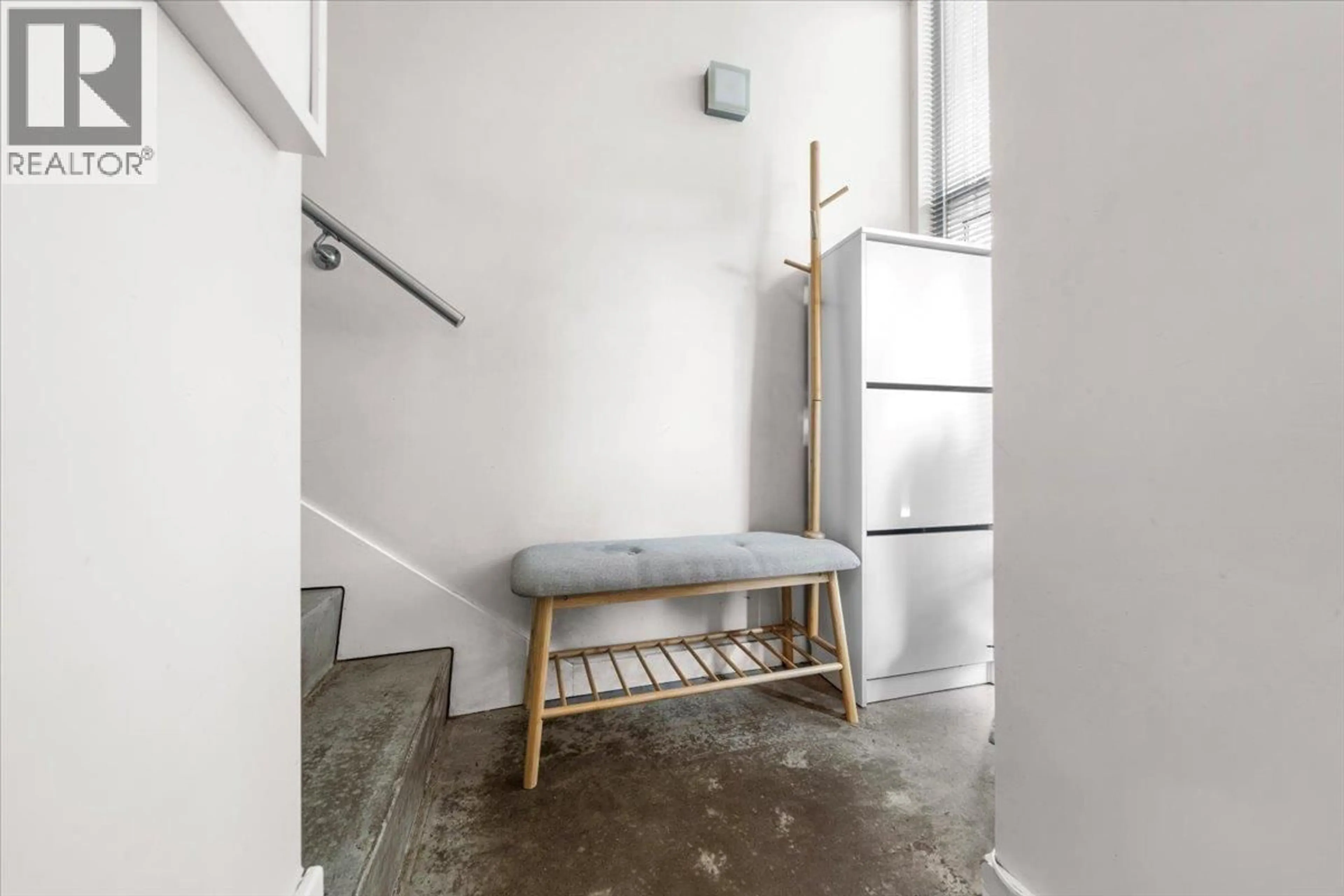 Indoor entryway for 3485 VICTORIA DRIVE, Vancouver British Columbia V5N4M5