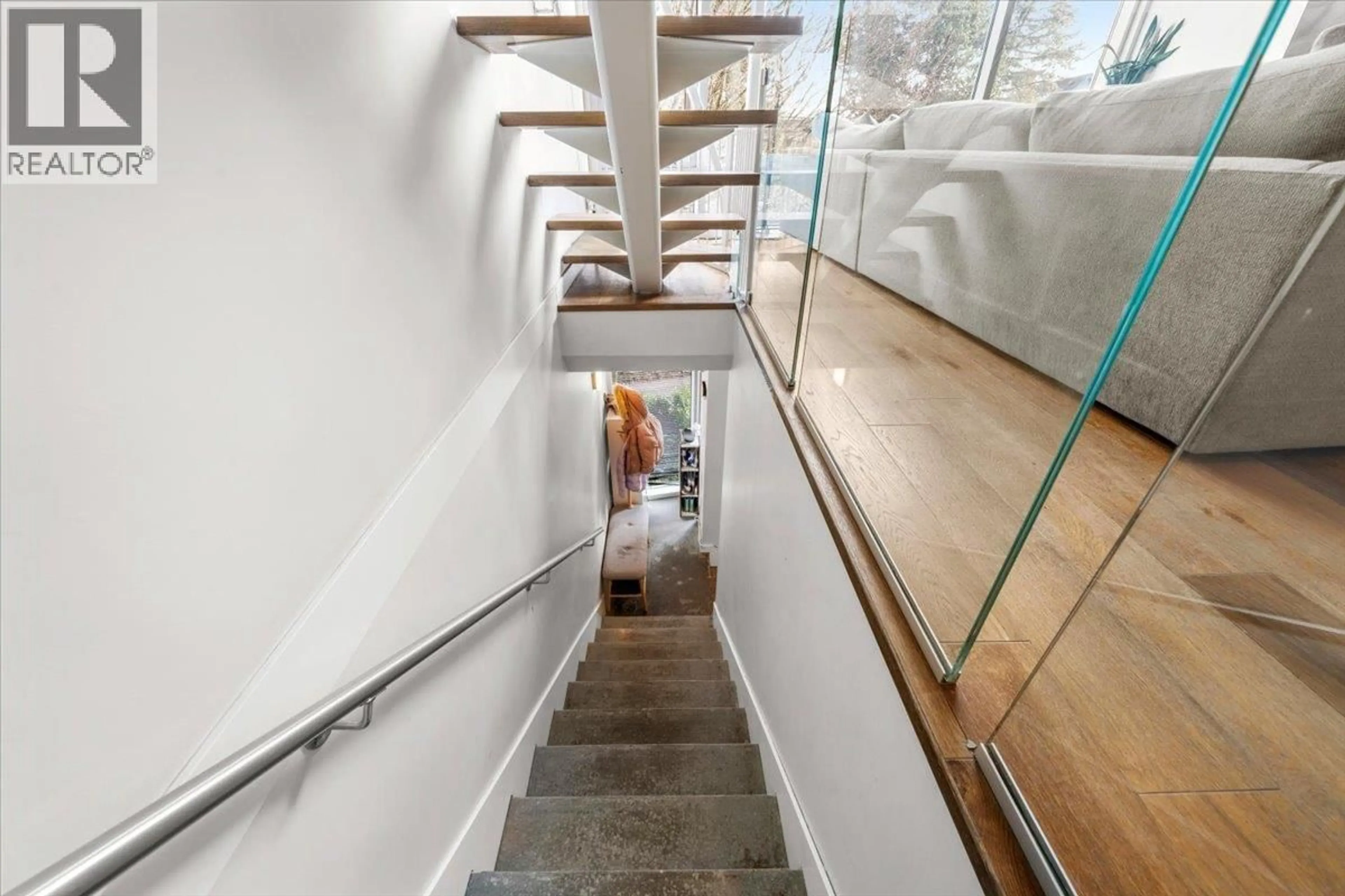 Stairs for 3485 VICTORIA DRIVE, Vancouver British Columbia V5N4M5