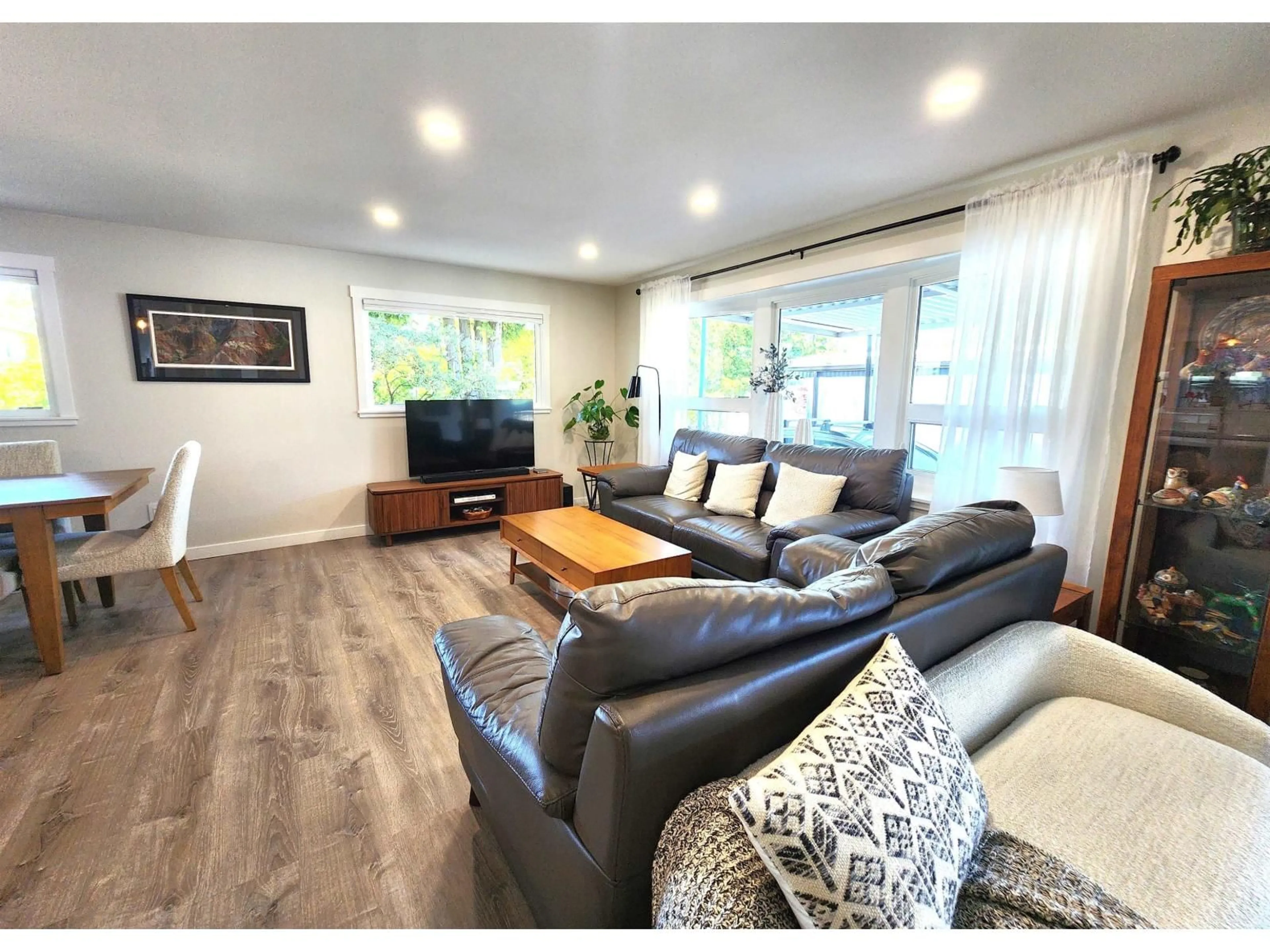 Living room with furniture, wood/laminate floor for 51 - 1840 160 STREET, Surrey British Columbia V4A4X4