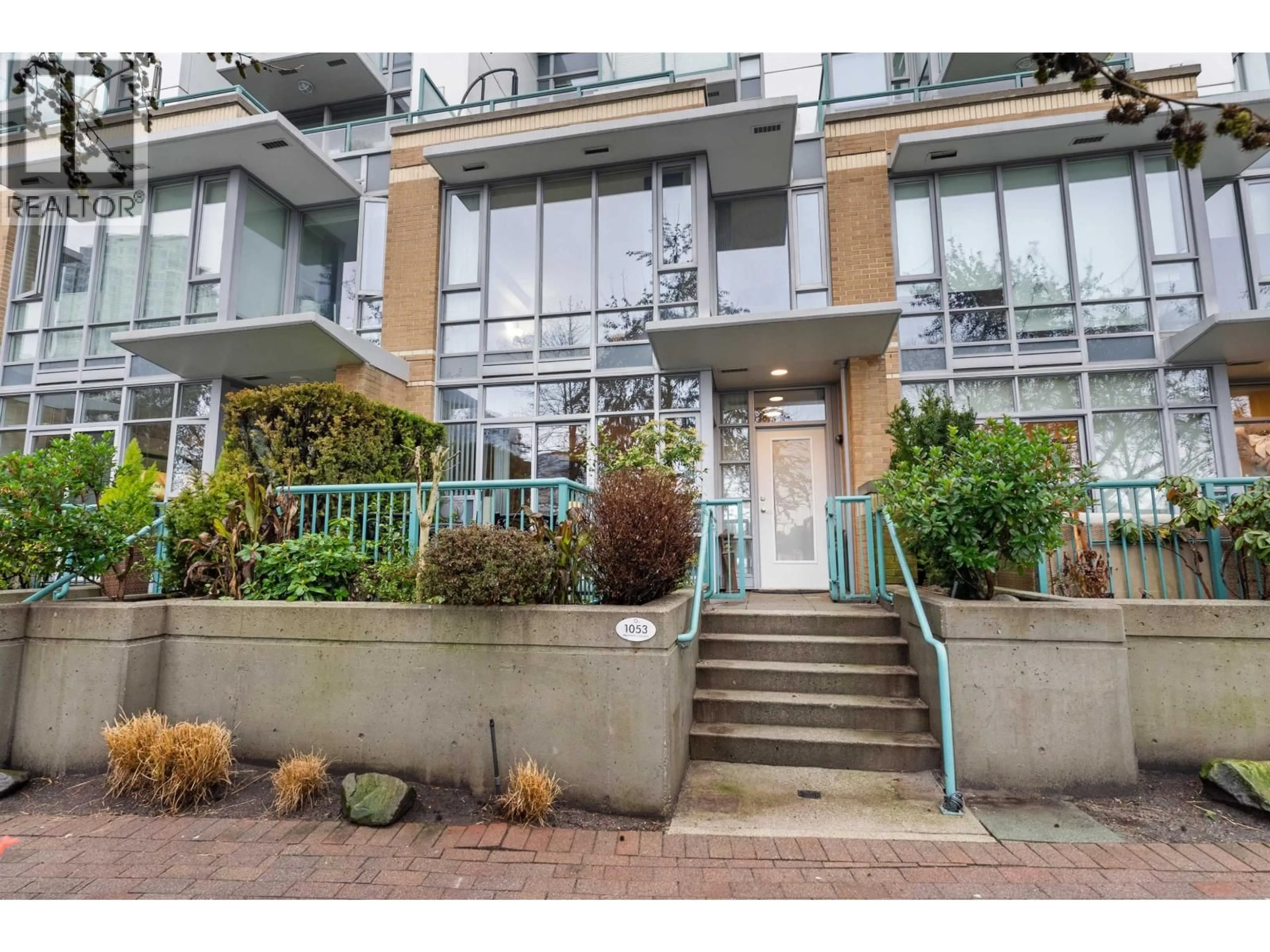 Indoor foyer for 1053 MARINASIDE CRESCENT, Vancouver British Columbia V6Z3A5