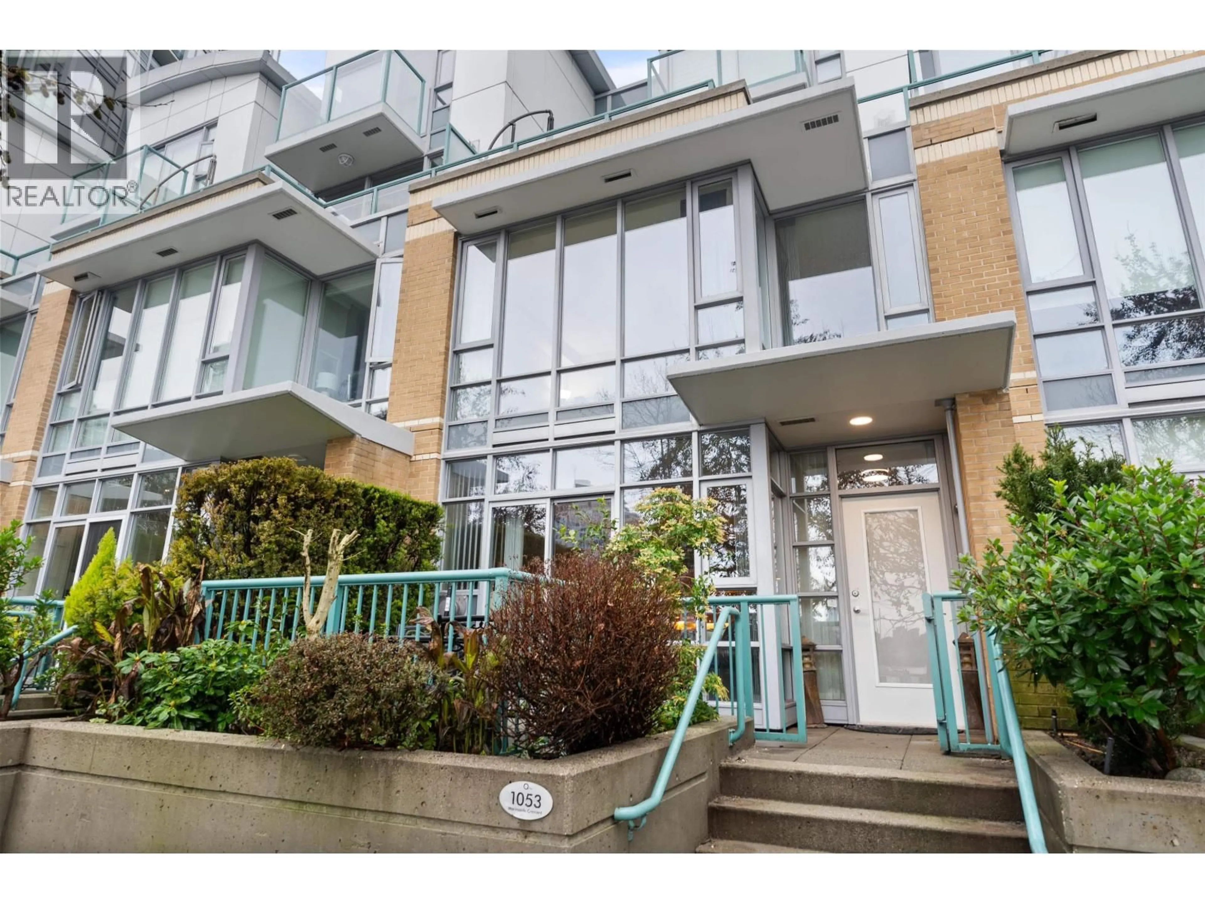 Indoor foyer for 1053 MARINASIDE CRESCENT, Vancouver British Columbia V6Z3A5