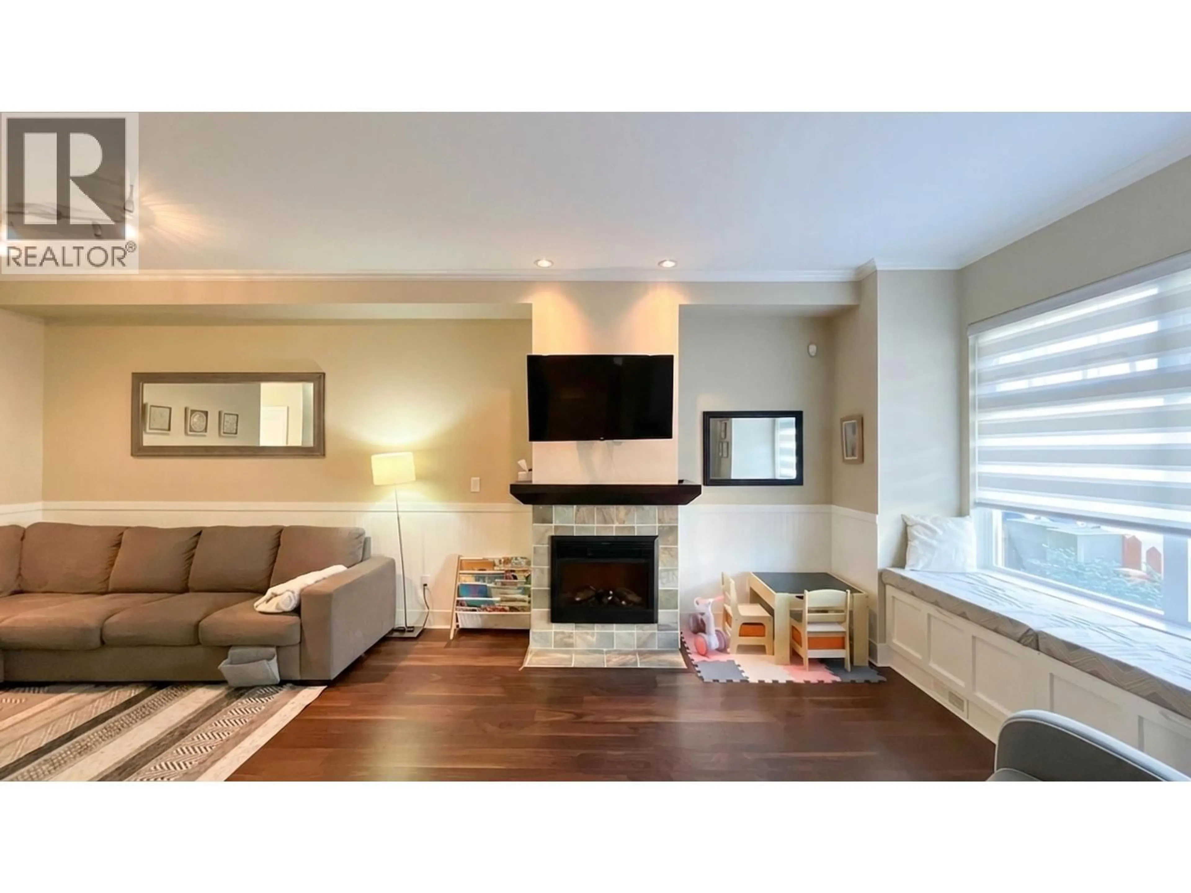 Living room with furniture, wood/laminate floor for 214 BROOKES STREET, New Westminster British Columbia V3M0E8