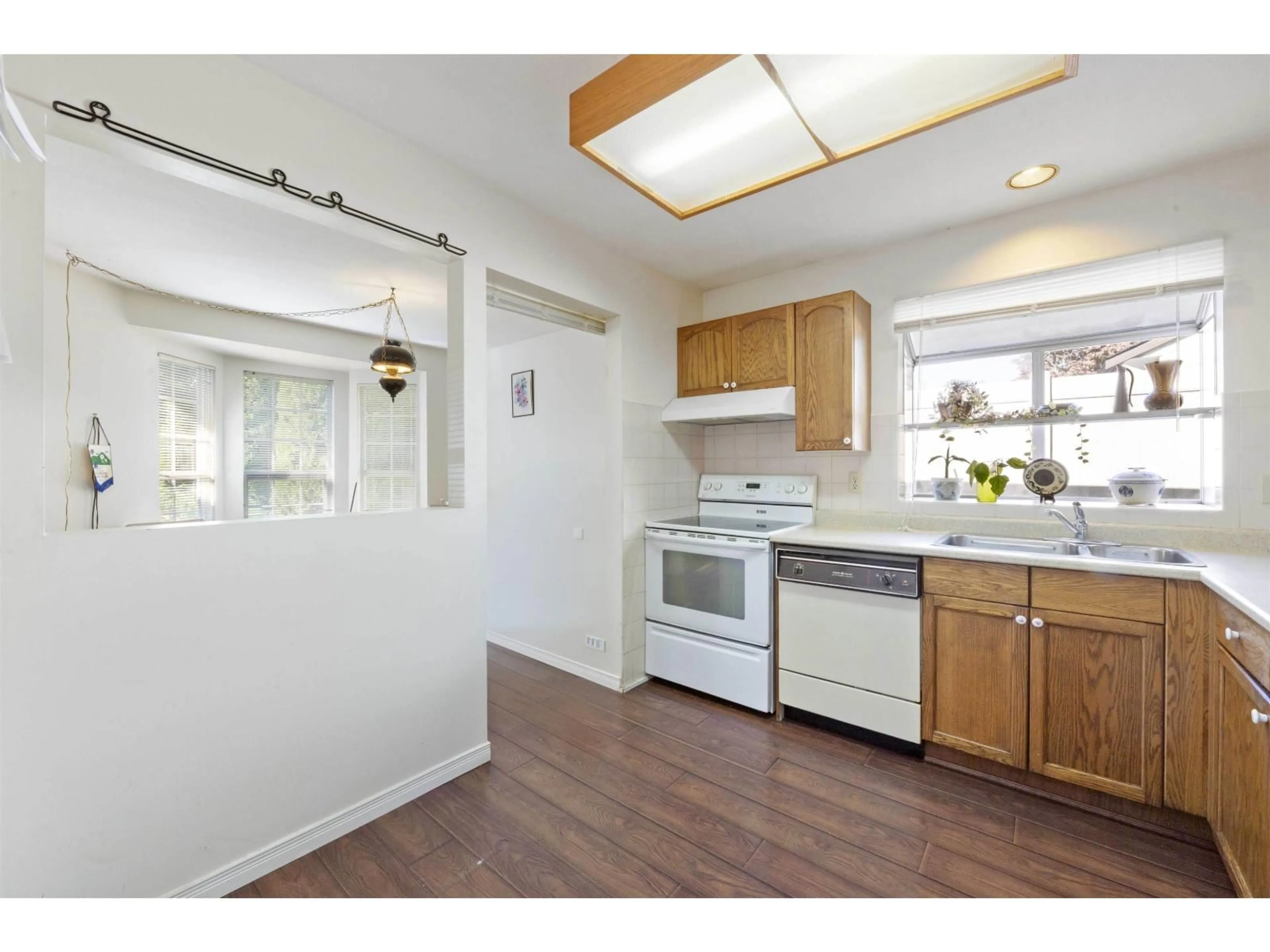 Standard kitchen, wood/laminate floor for 133 - 12233 92 AVENUE, Surrey British Columbia V3V7S3
