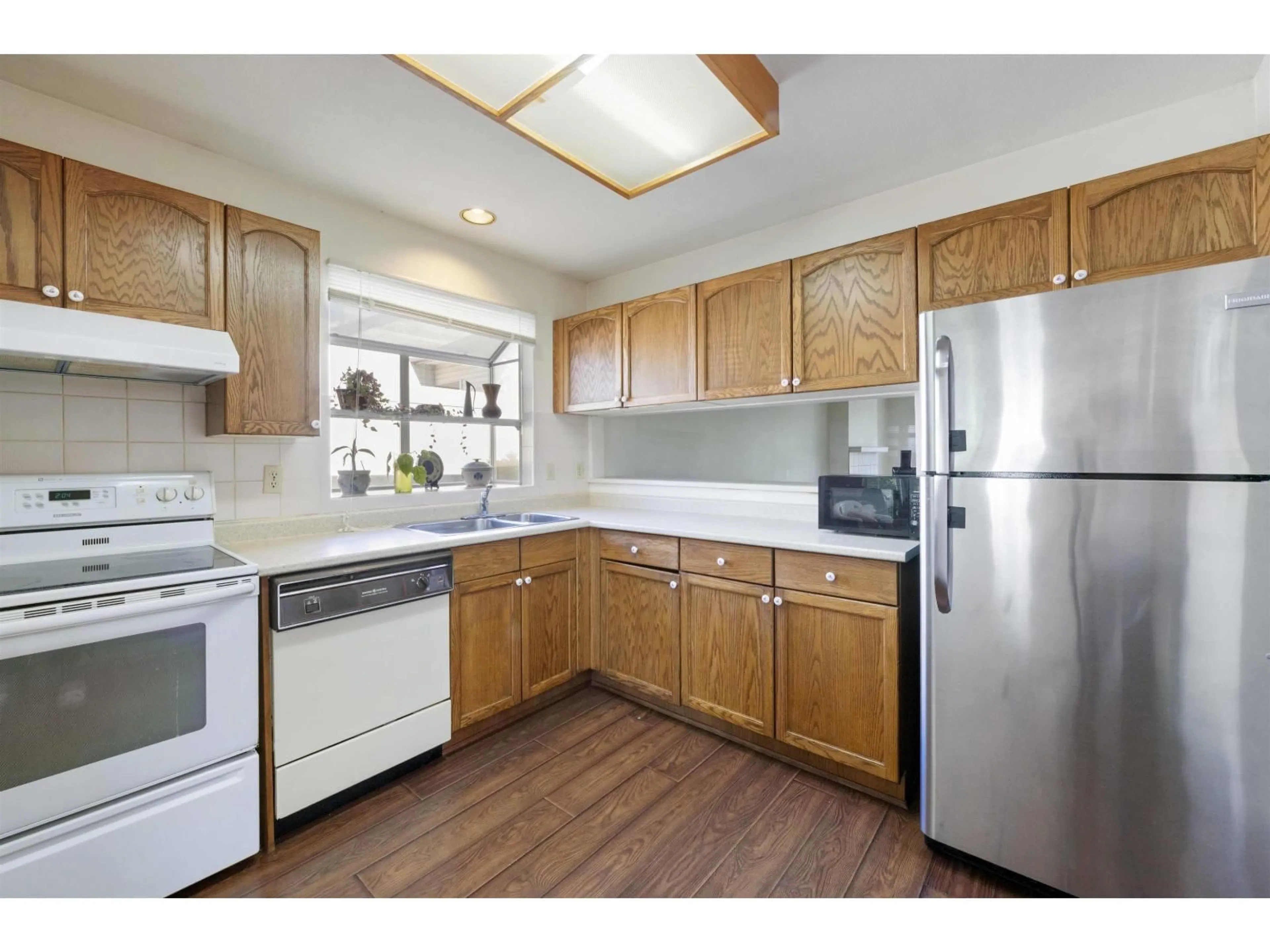 Standard kitchen, wood/laminate floor for 133 - 12233 92 AVENUE, Surrey British Columbia V3V7S3
