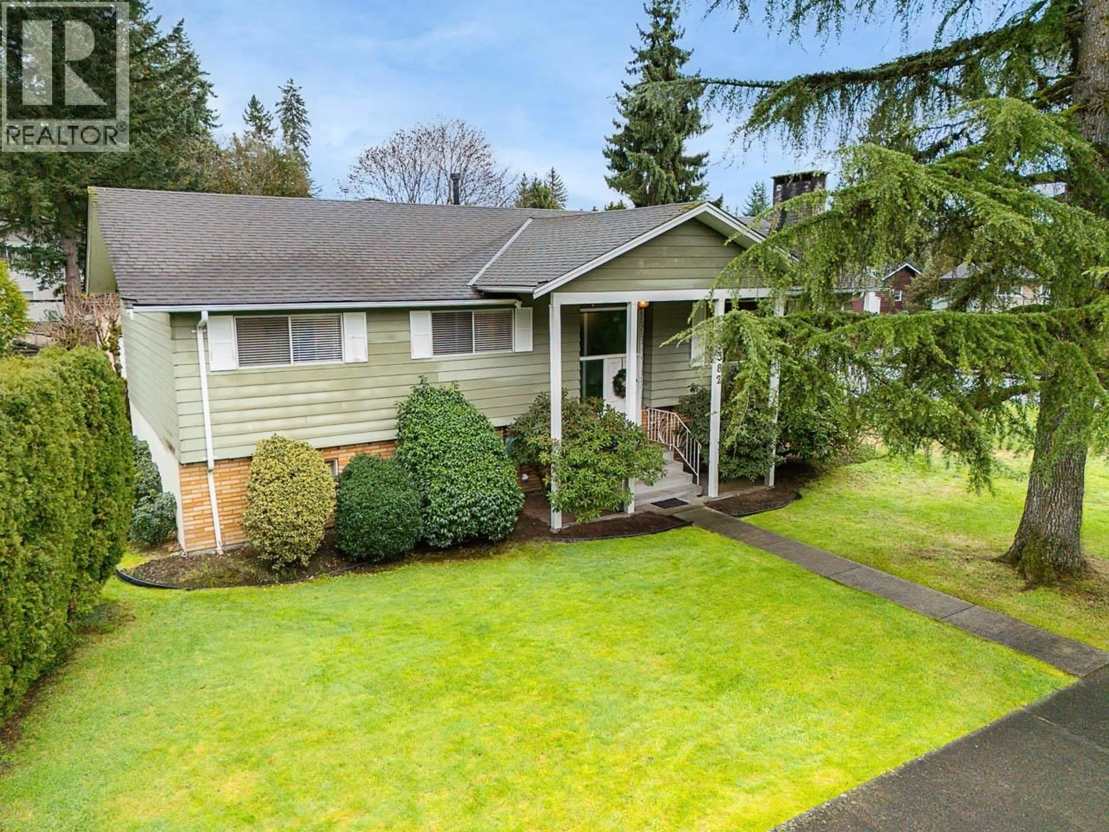 A pic from outside/outdoor area/front of a property/back of a property/a pic from drone, street for 3382 FAIRLAND COURT, Burnaby British Columbia V5A3B8
