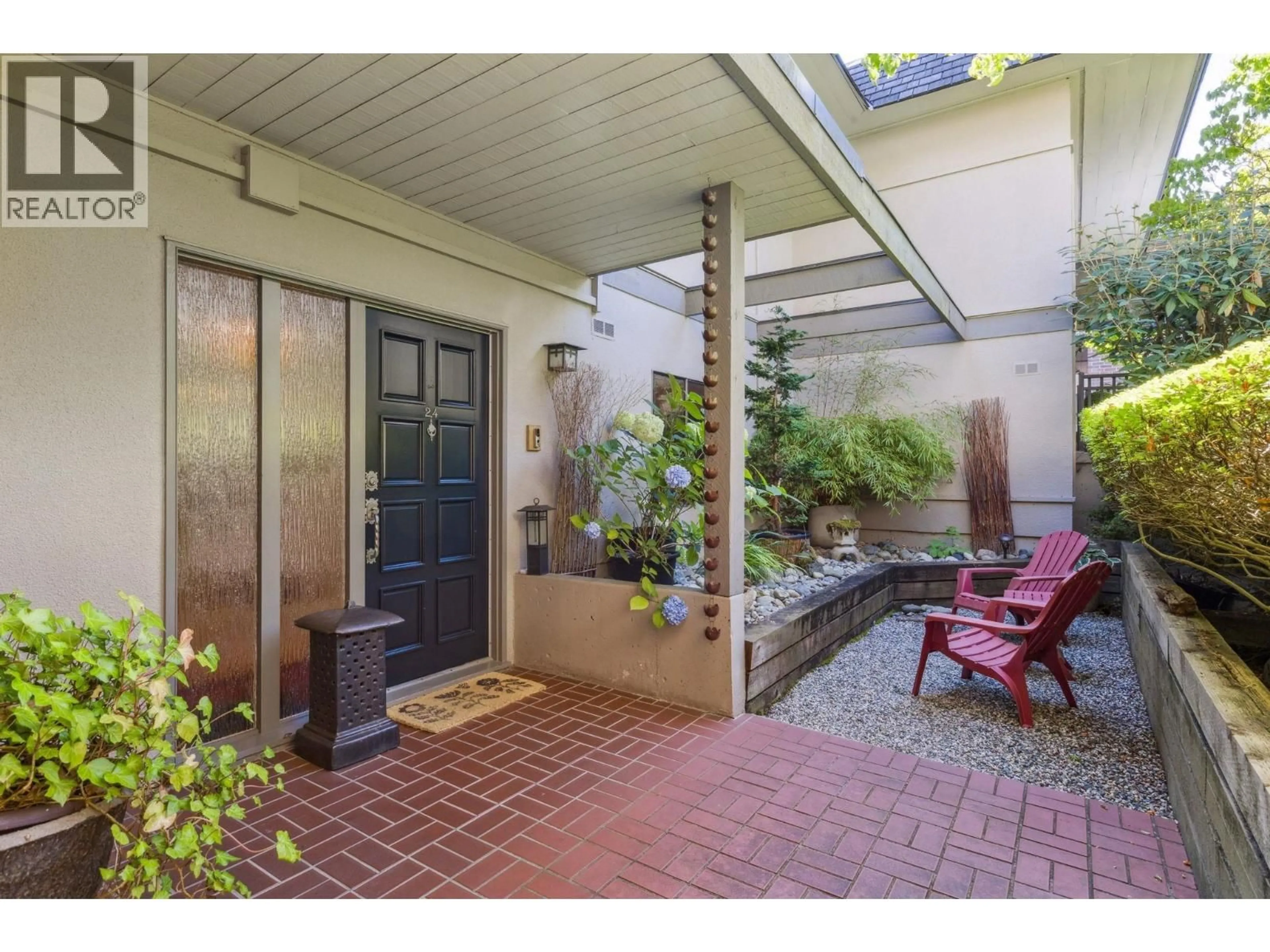 Indoor entryway for 24 - 2214 FOLKESTONE WAY, West Vancouver British Columbia V7S2X7