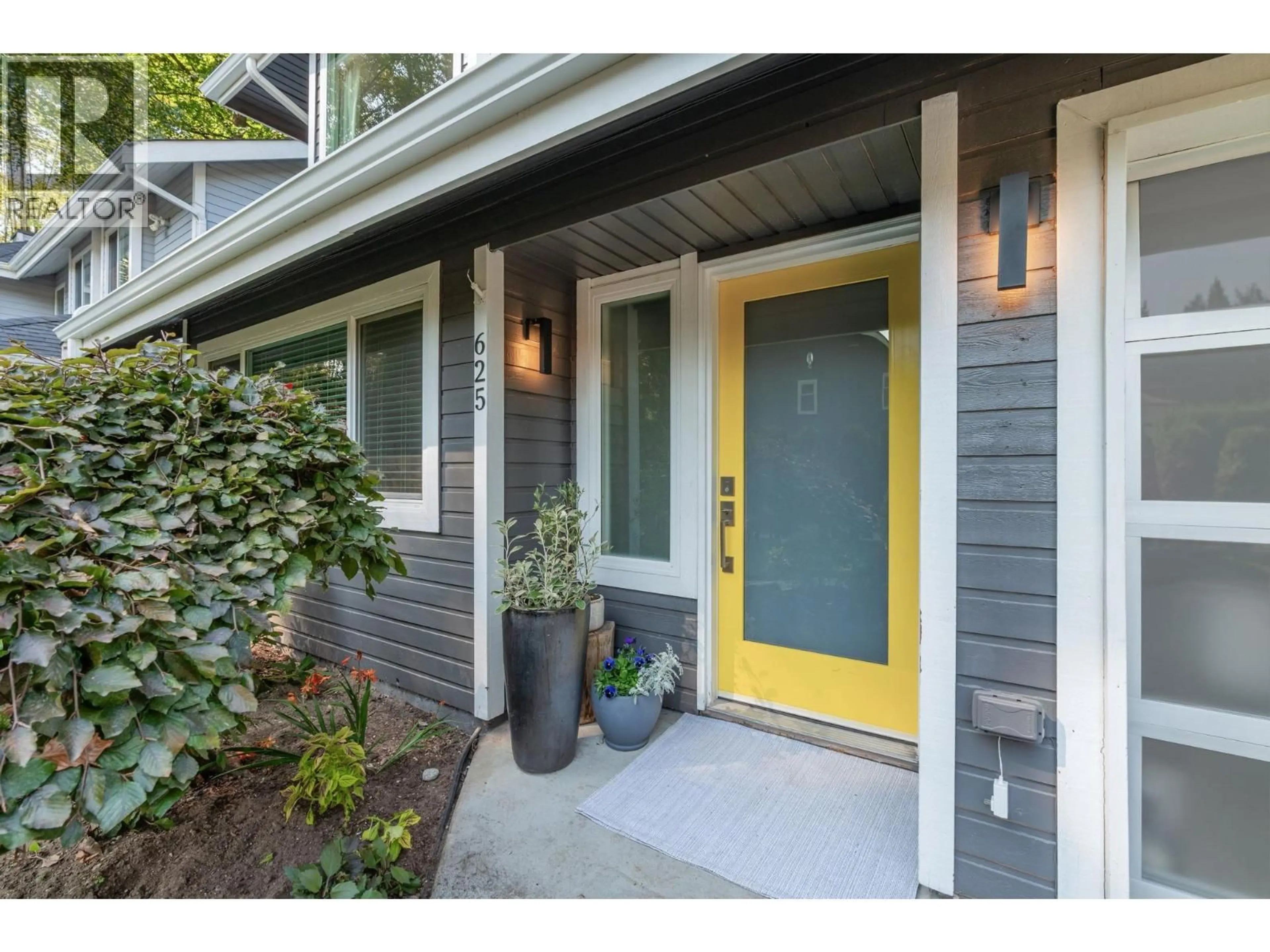 Indoor entryway for 625 SEYMOUR COURT, North Vancouver British Columbia V7J3S7