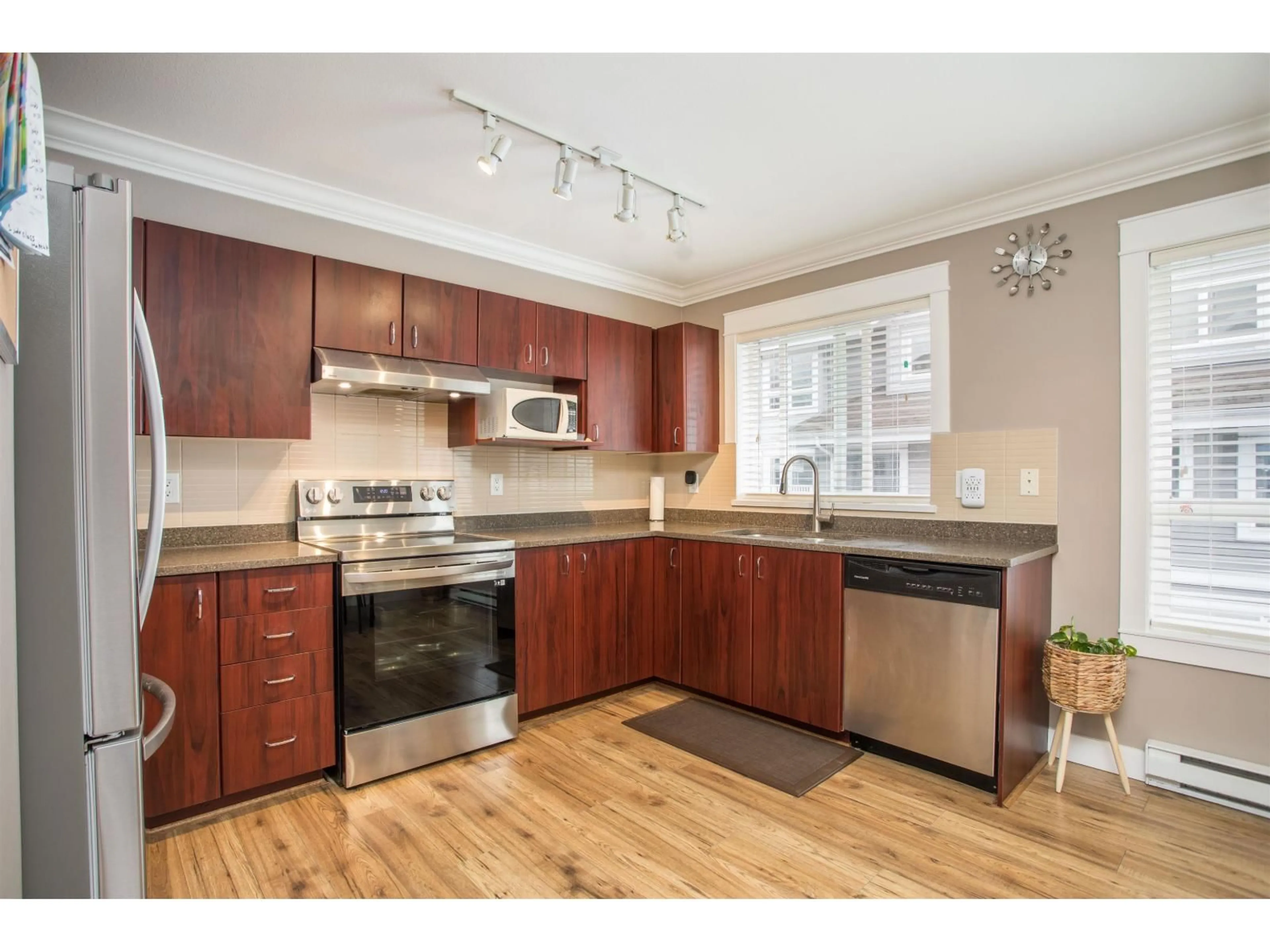 Standard kitchen, wood/laminate floor for 3 - 8968 208 STREET, Langley British Columbia V1M4C5