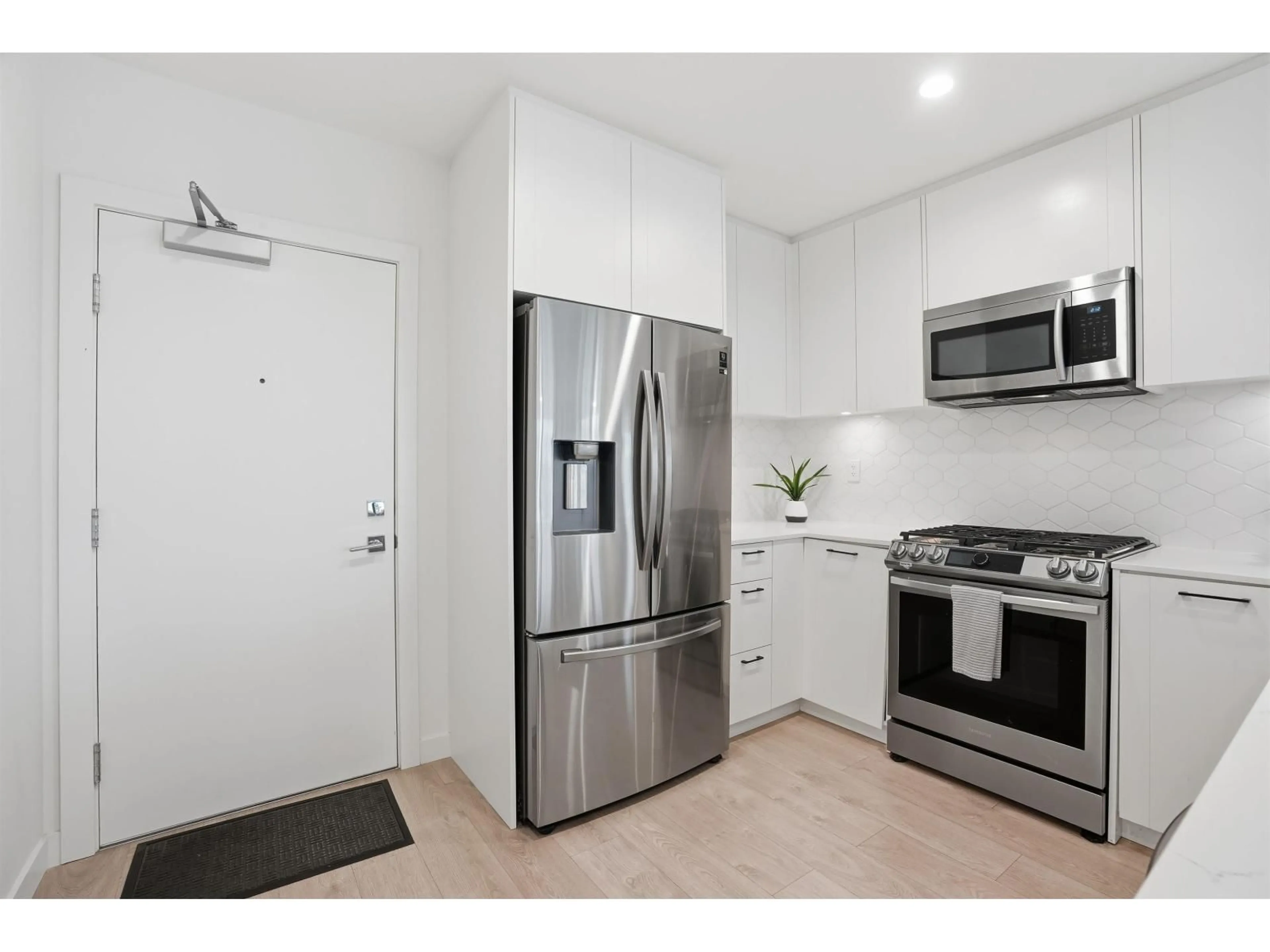 Standard kitchen, unknown for A410 - 20018 83A AVENUE, Langley British Columbia V2Y3P2