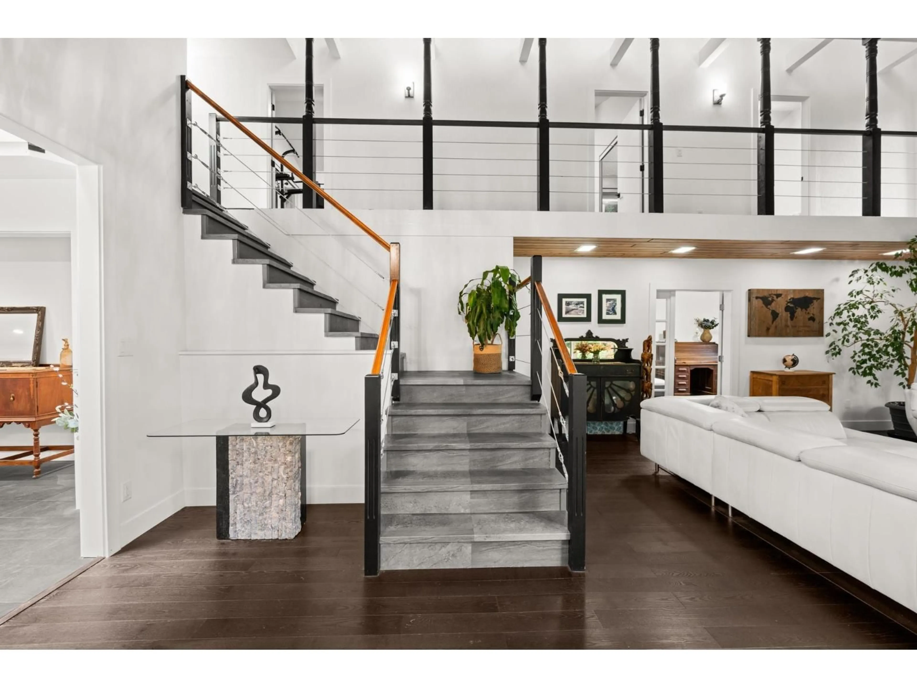 Indoor entryway for 24411 56 AVENUE, Langley British Columbia V2Z1B8