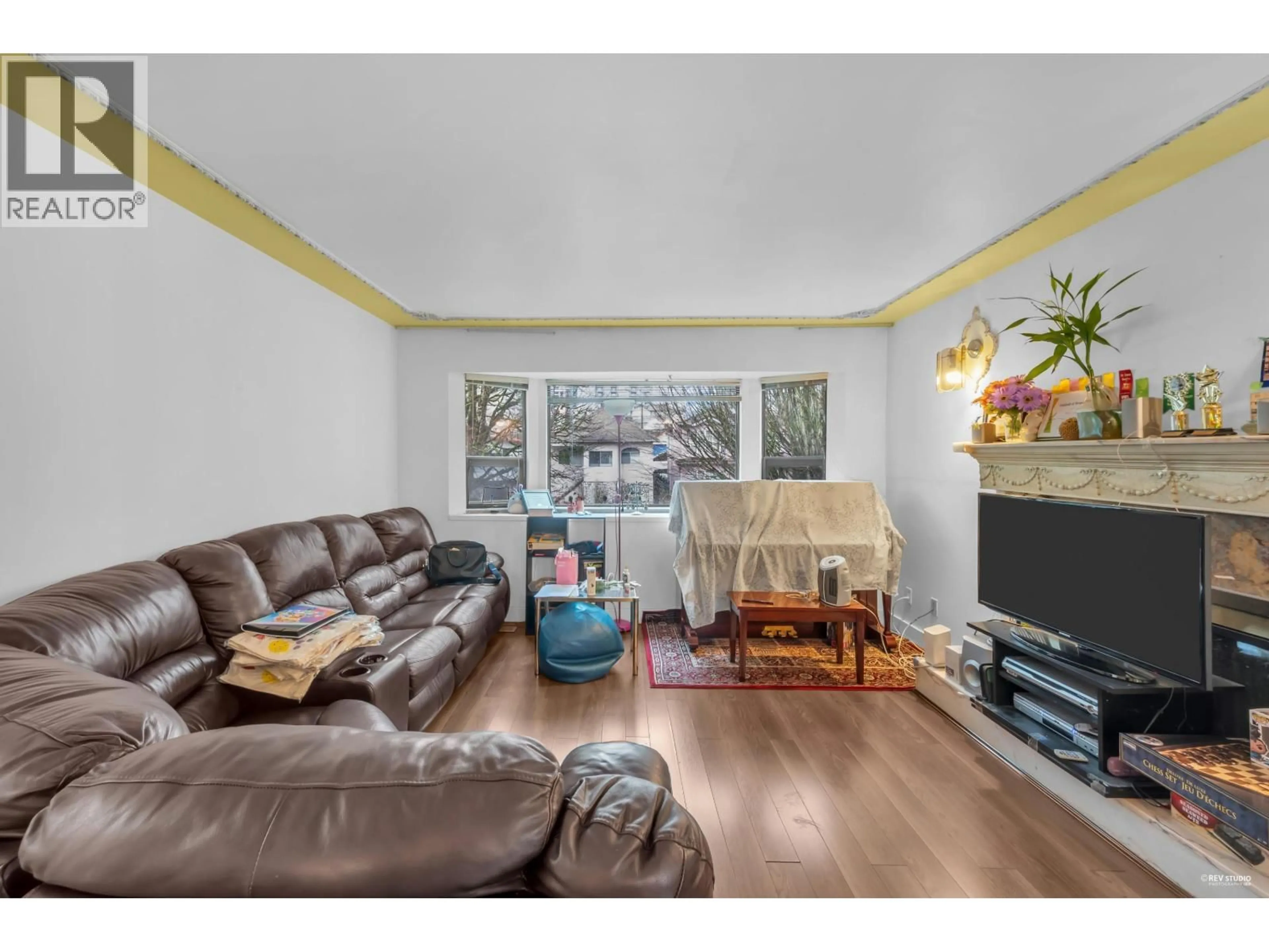 Living room with furniture, wood/laminate floor for 3334 ARCHIMEDES STREET, Vancouver British Columbia V5R4W3